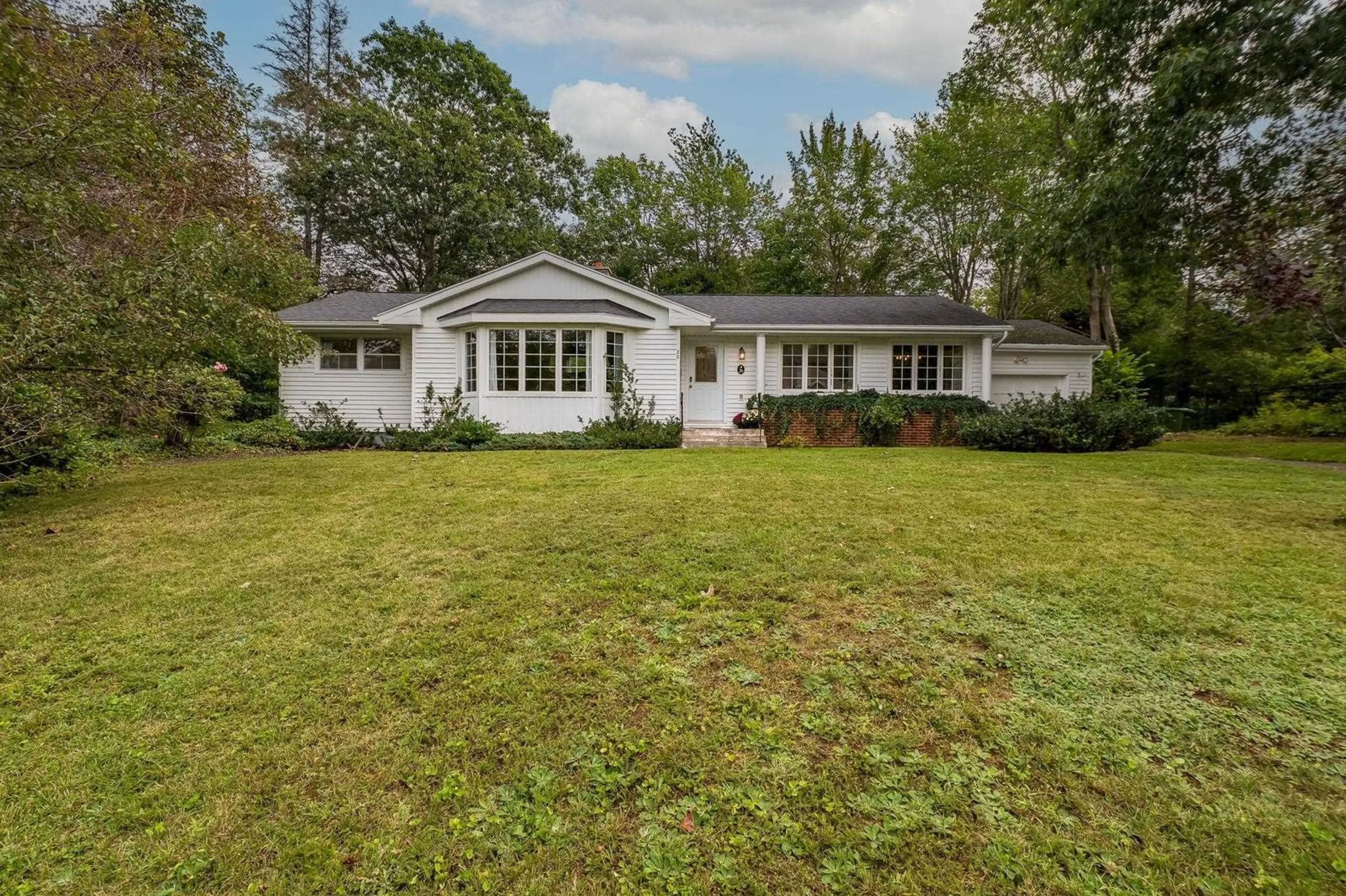 Home with vinyl exterior material, street for 20 Fielding Ave, Kentville Nova Scotia B4N 2T5