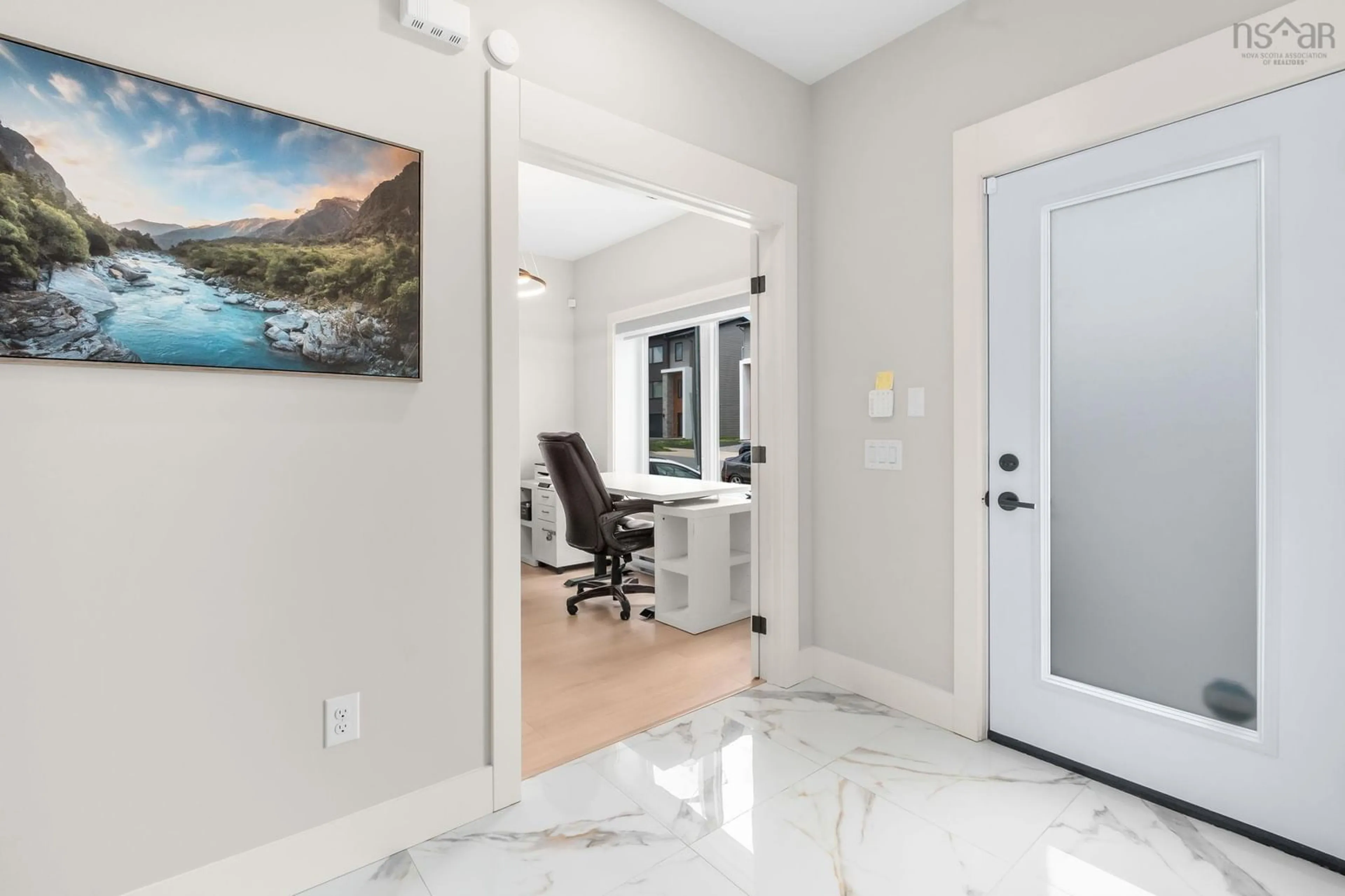 Indoor entryway for 91 Honeygold Dr, Halifax Nova Scotia B3R 0G3
