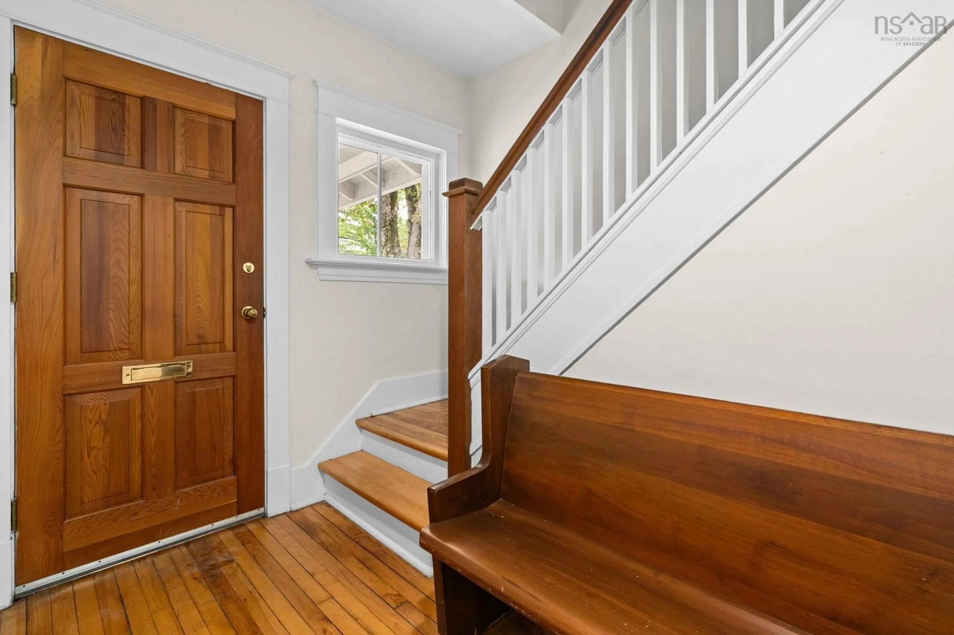 Indoor entryway for 1643 Chestnut St, Halifax Nova Scotia B3H 3T3