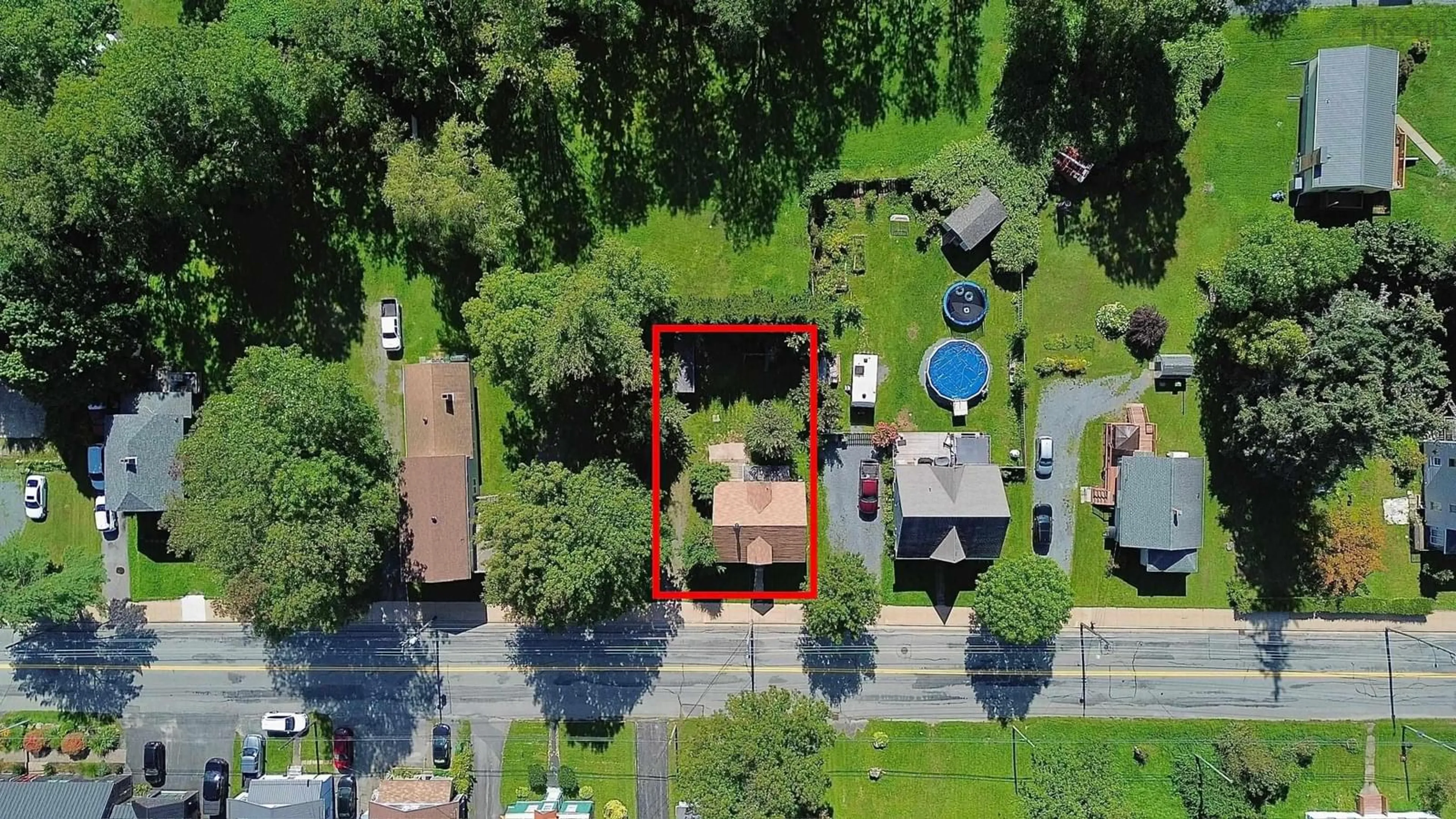 A pic from outside/outdoor area/front of a property/back of a property/a pic from drone, street for 613 Main St, Liverpool Nova Scotia B0T 1K0