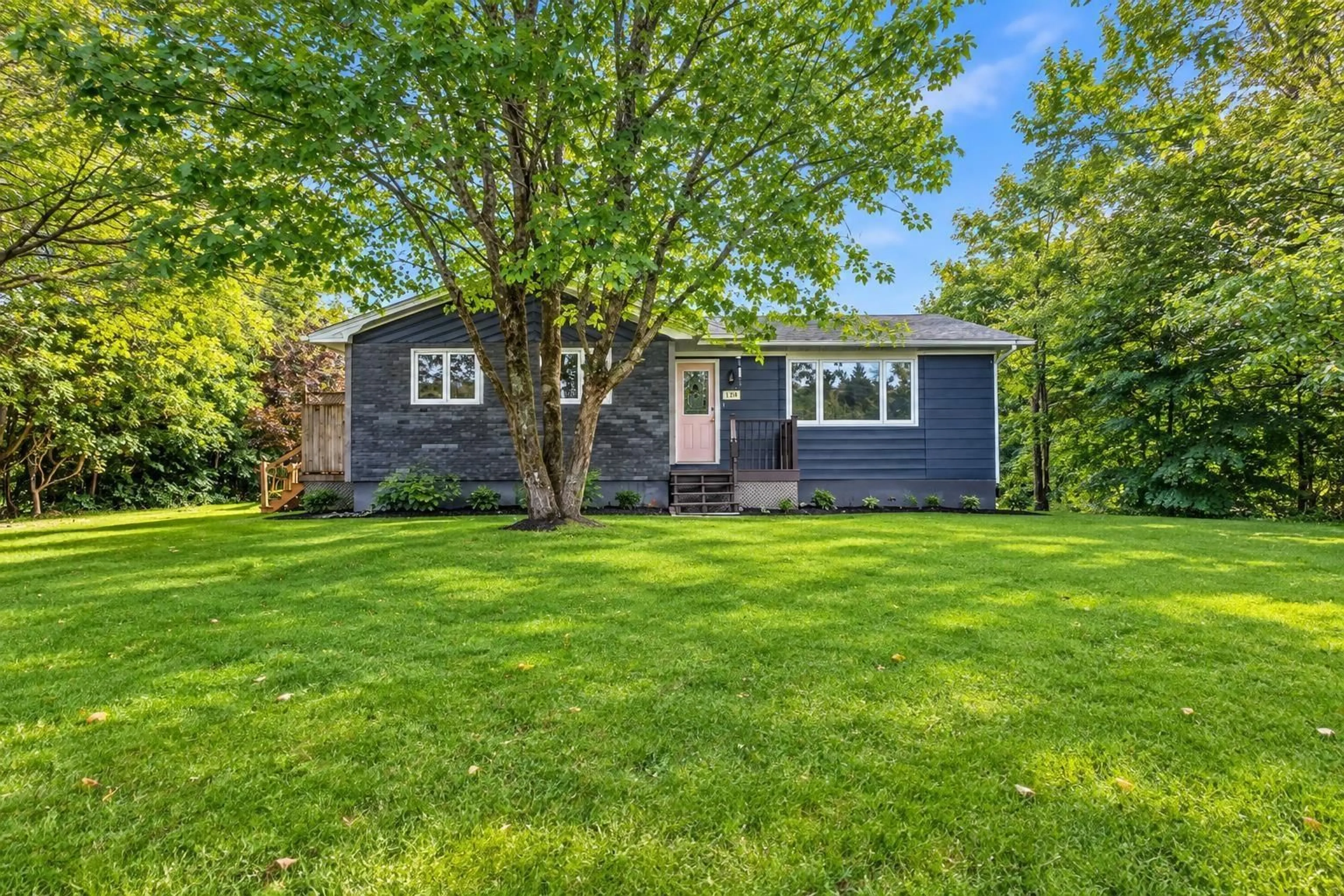 Home with vinyl exterior material, street for 118 Curry St, Howie Centre Nova Scotia B1L 1G4