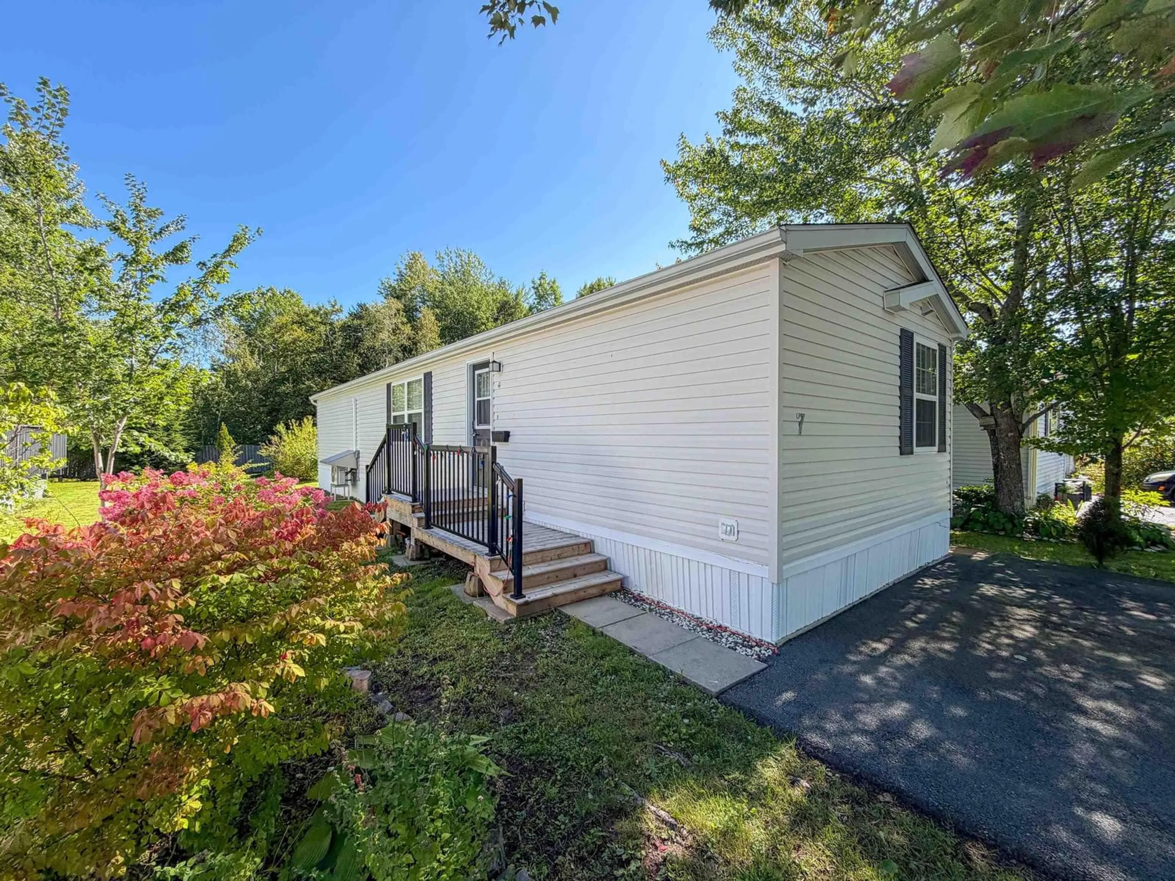 Home with vinyl exterior material, unknown for 7 Richards St, Bridgewater Nova Scotia B4V 4B4
