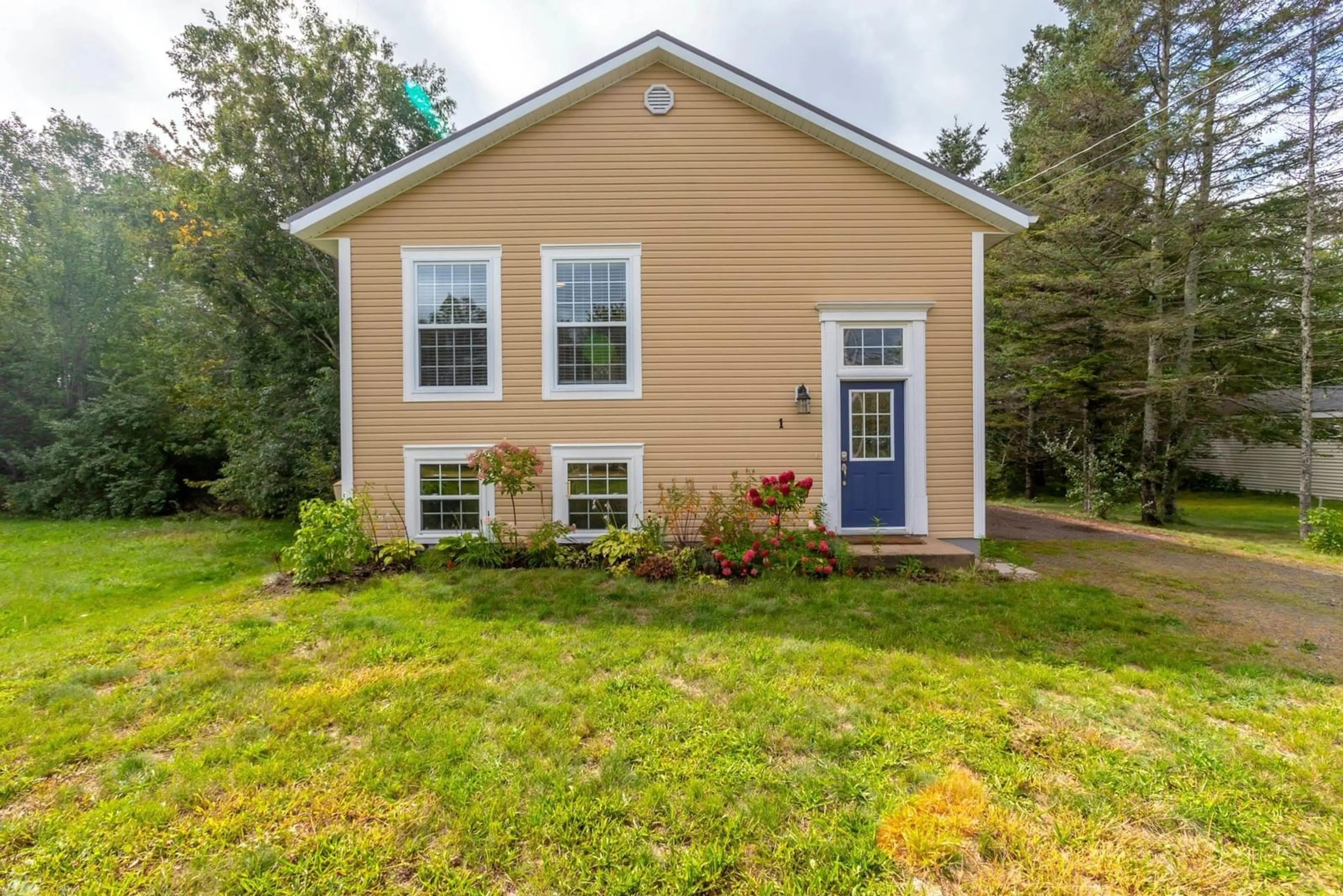 Home with vinyl exterior material, unknown for 1 Old Runway Dr, Nictaux Nova Scotia B0S 1P0