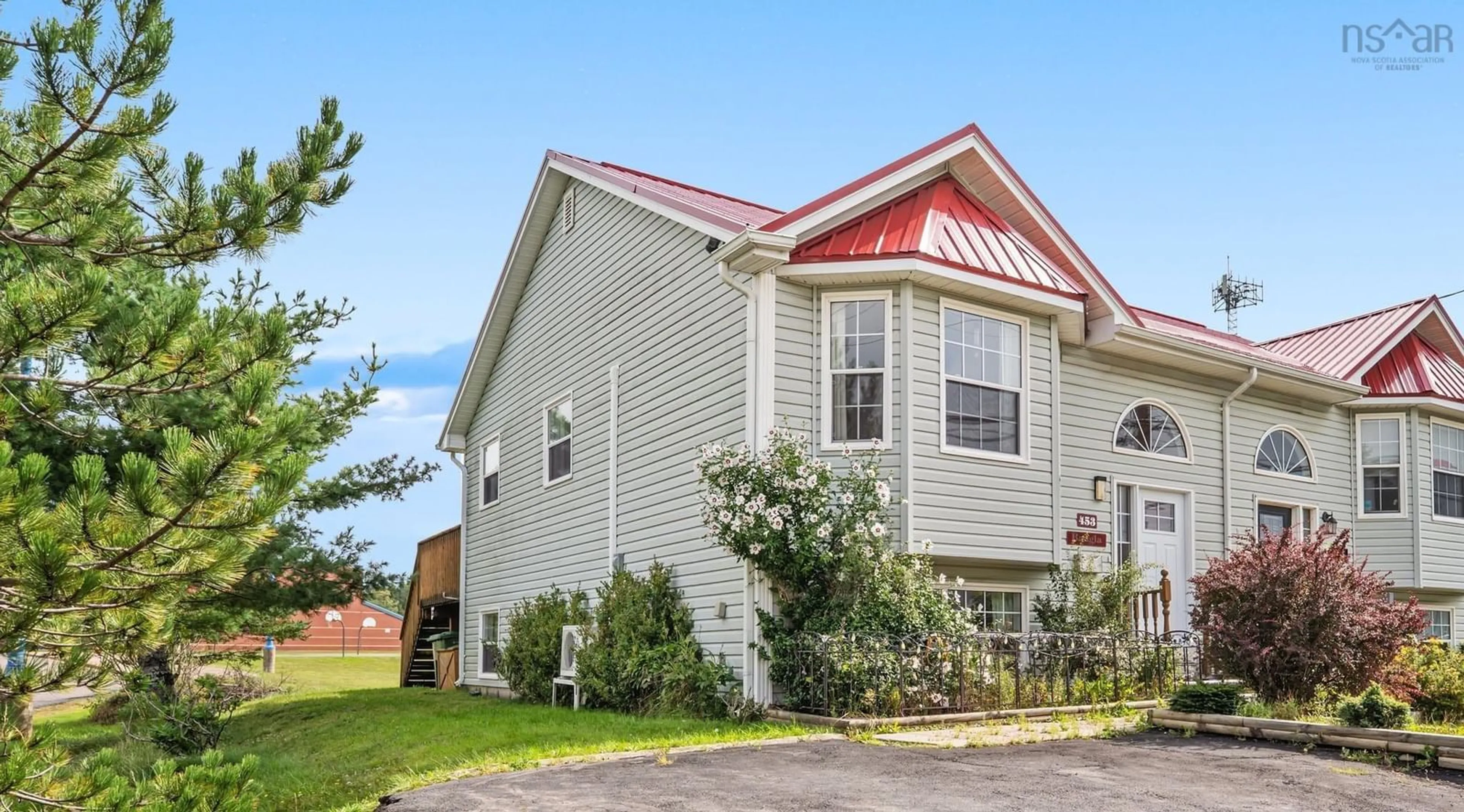 Home with vinyl exterior material, building for 453 Young St, Truro Nova Scotia B2N 3Y8