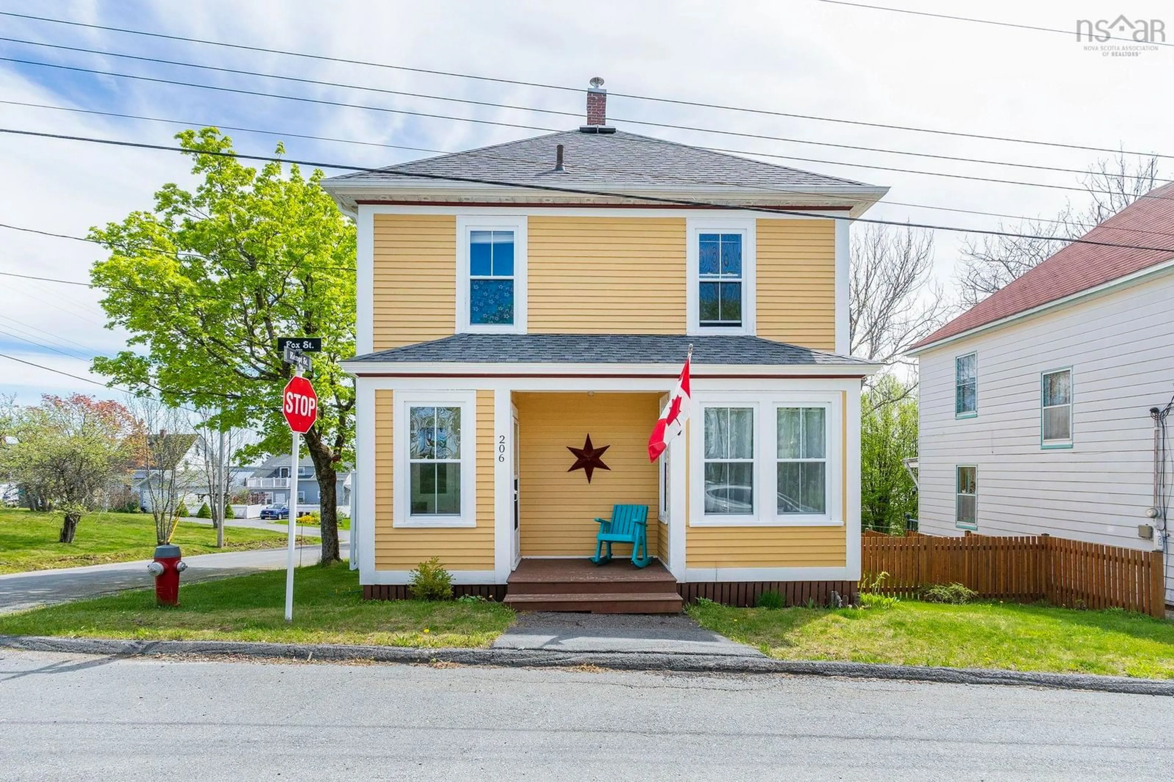 Home with vinyl exterior material, street for 206 Fox St, Lunenburg Nova Scotia B0J 2C0