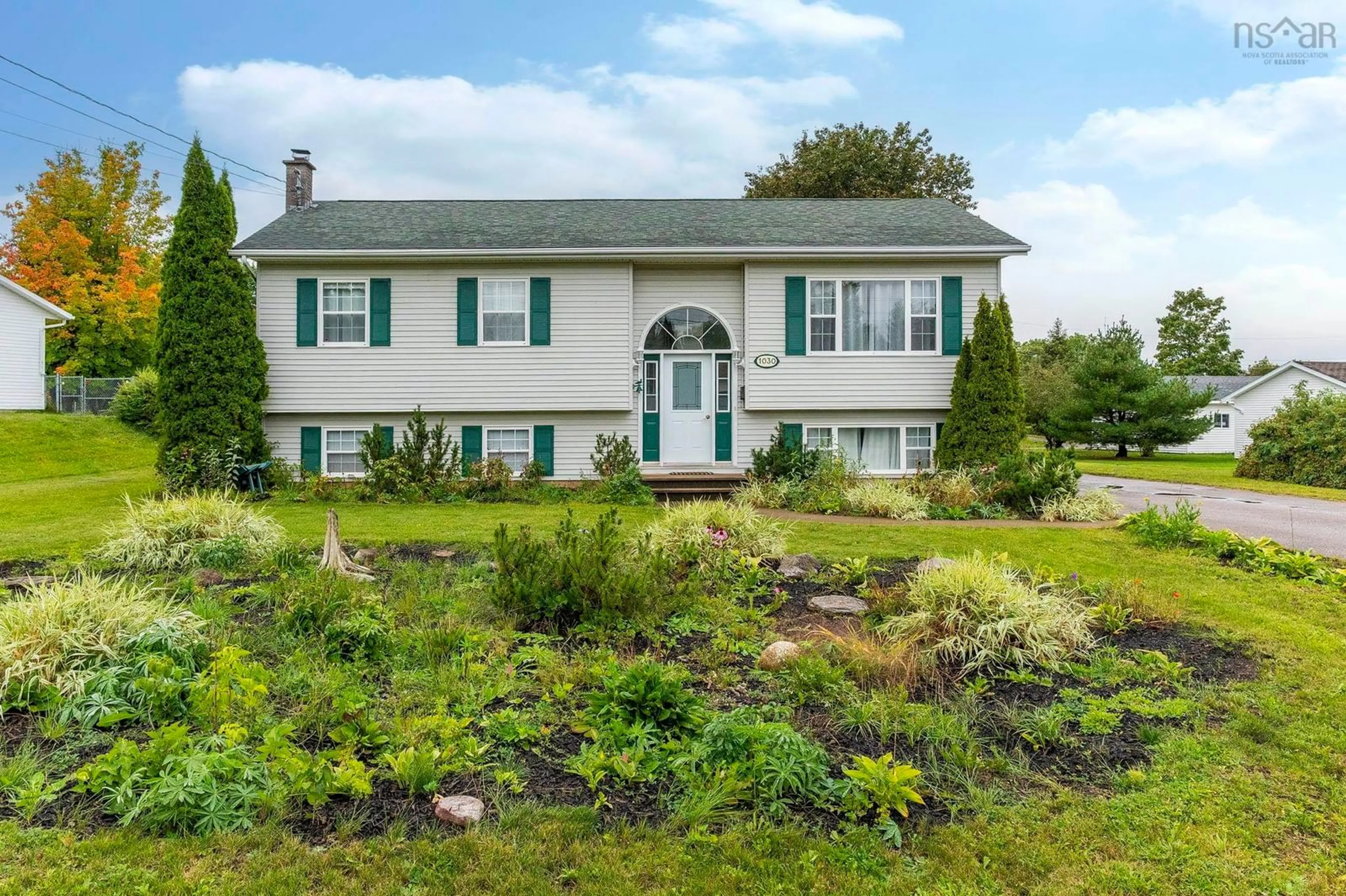 Home with vinyl exterior material, unknown for 1030 Club Cres, New Minas Nova Scotia B4N 4Z5