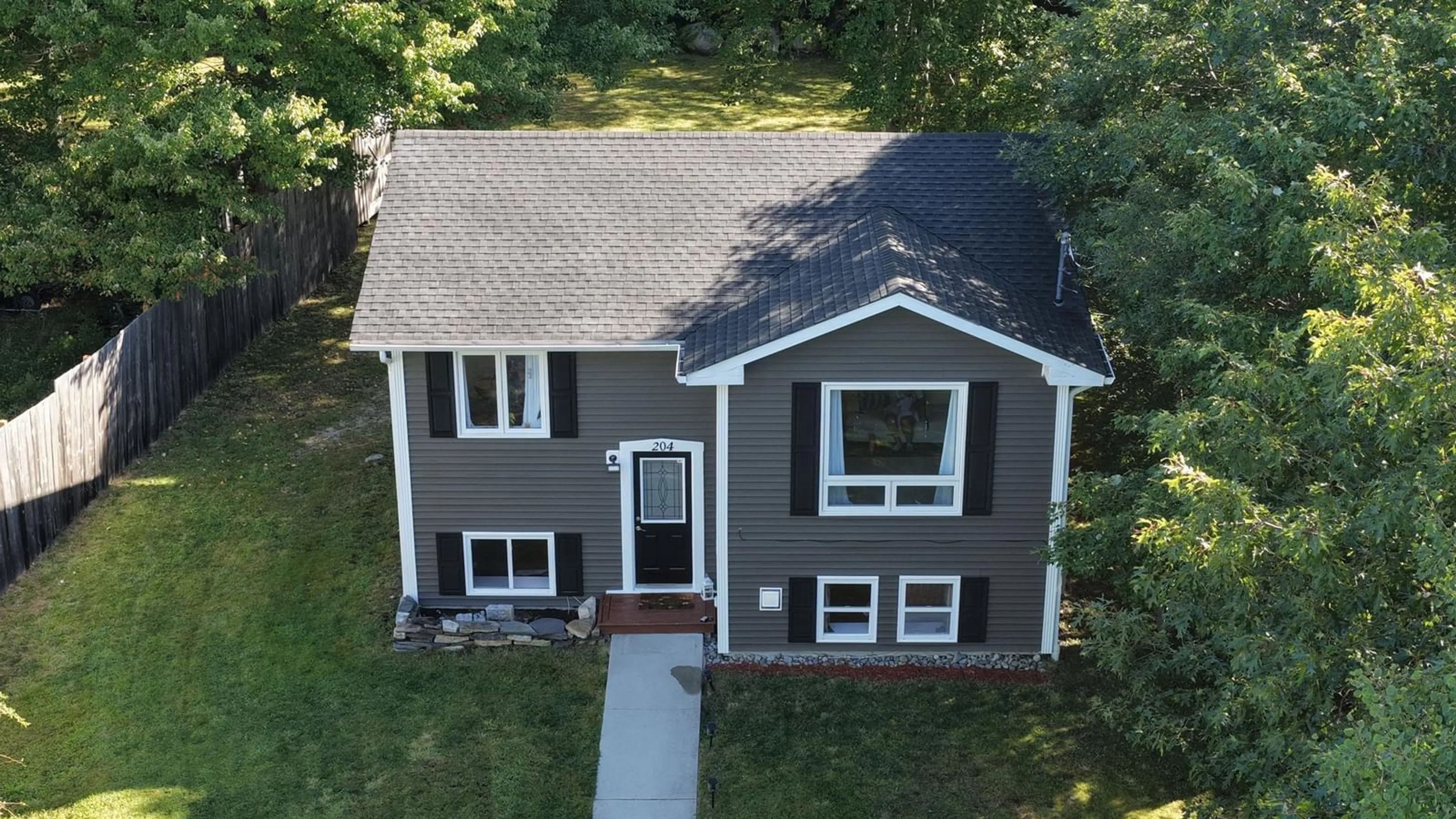 A pic from outside/outdoor area/front of a property/back of a property/a pic from drone, street for 204 Rodney St, Shelburne Nova Scotia B0T 1W0