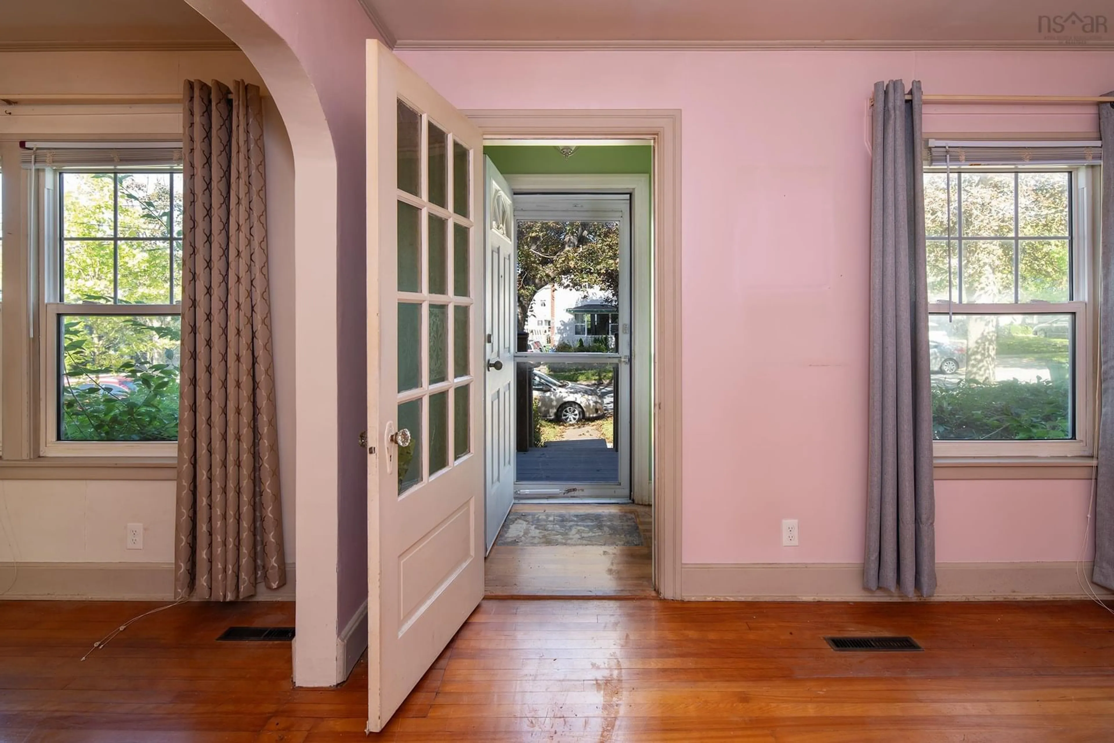 Indoor entryway for 6446 Edinburgh Street, Halifax Nova Scotia B3L 1W5