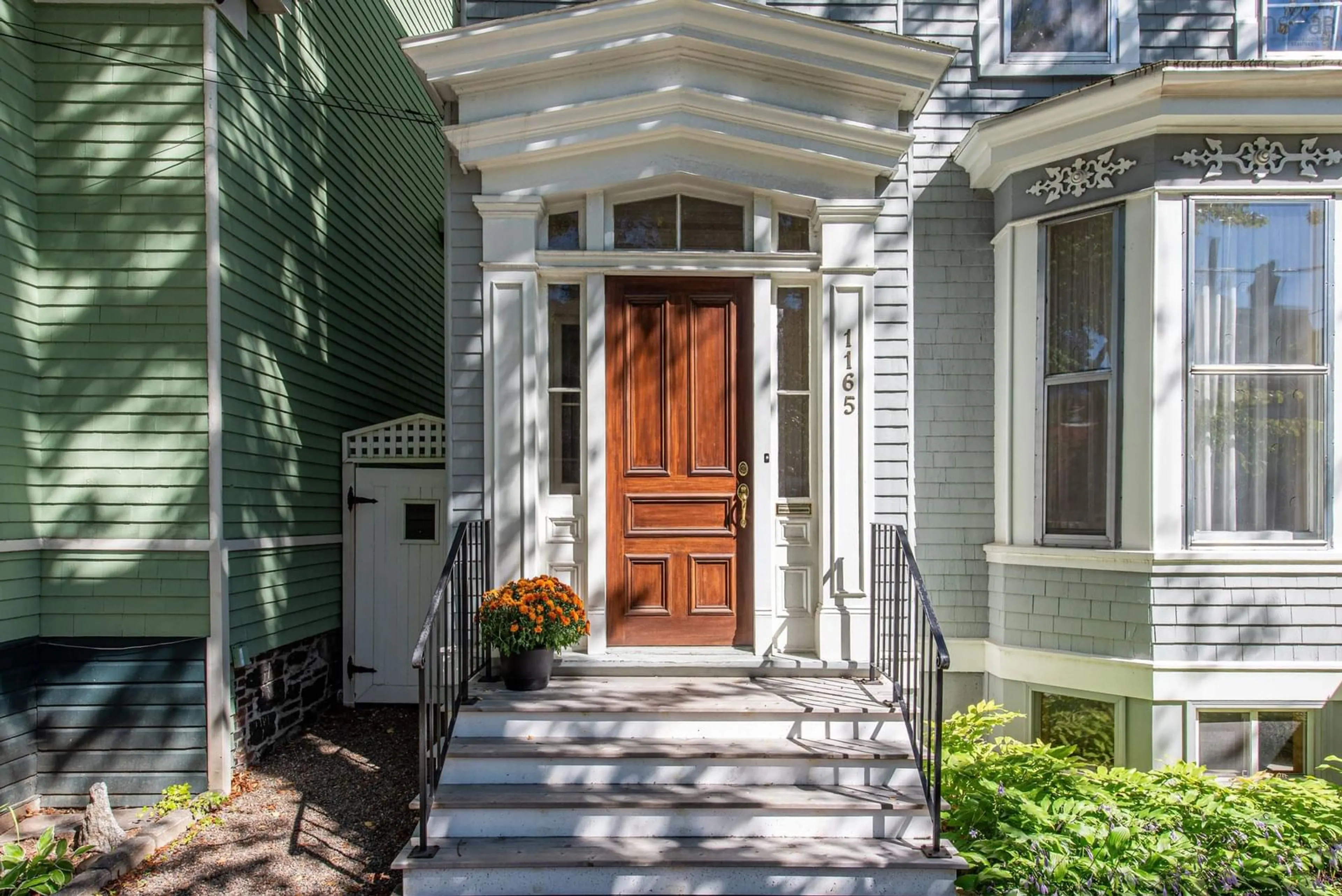Indoor entryway for 1165 South Park St, Halifax Nova Scotia B3H 2W9