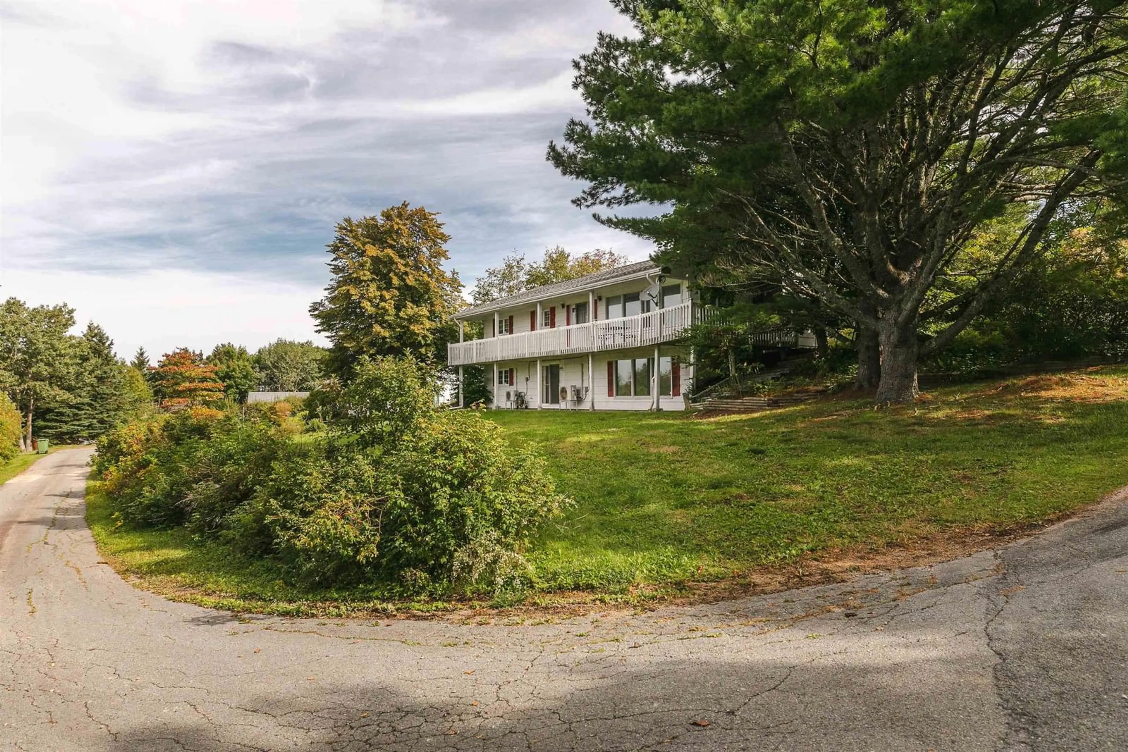 A pic from outside/outdoor area/front of a property/back of a property/a pic from drone, unknown for 28 Oakview Dr, Chester Nova Scotia B0J 1J0