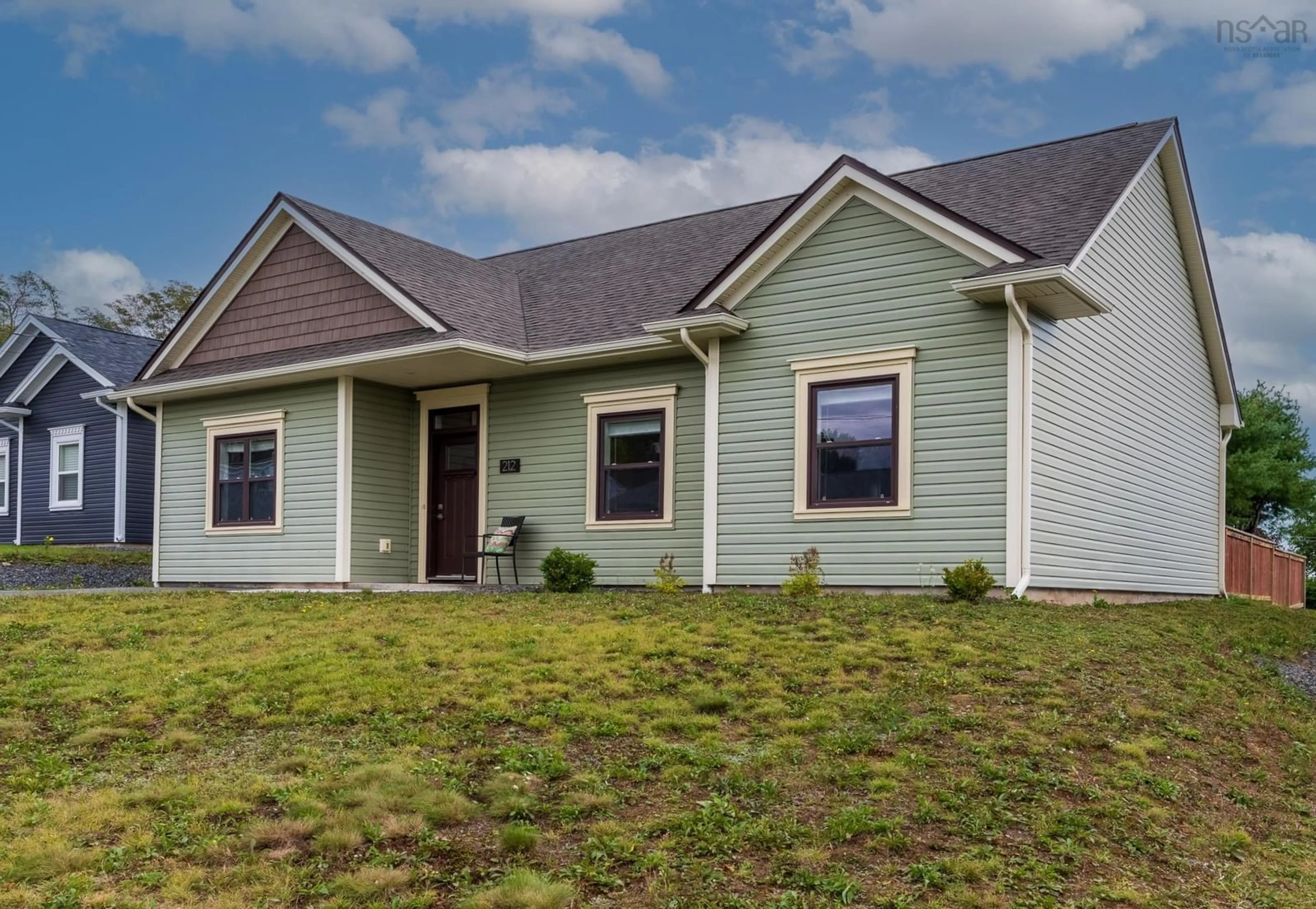 Home with vinyl exterior material, building for 212 Adams St, Lunenburg Nova Scotia B0J 2C0