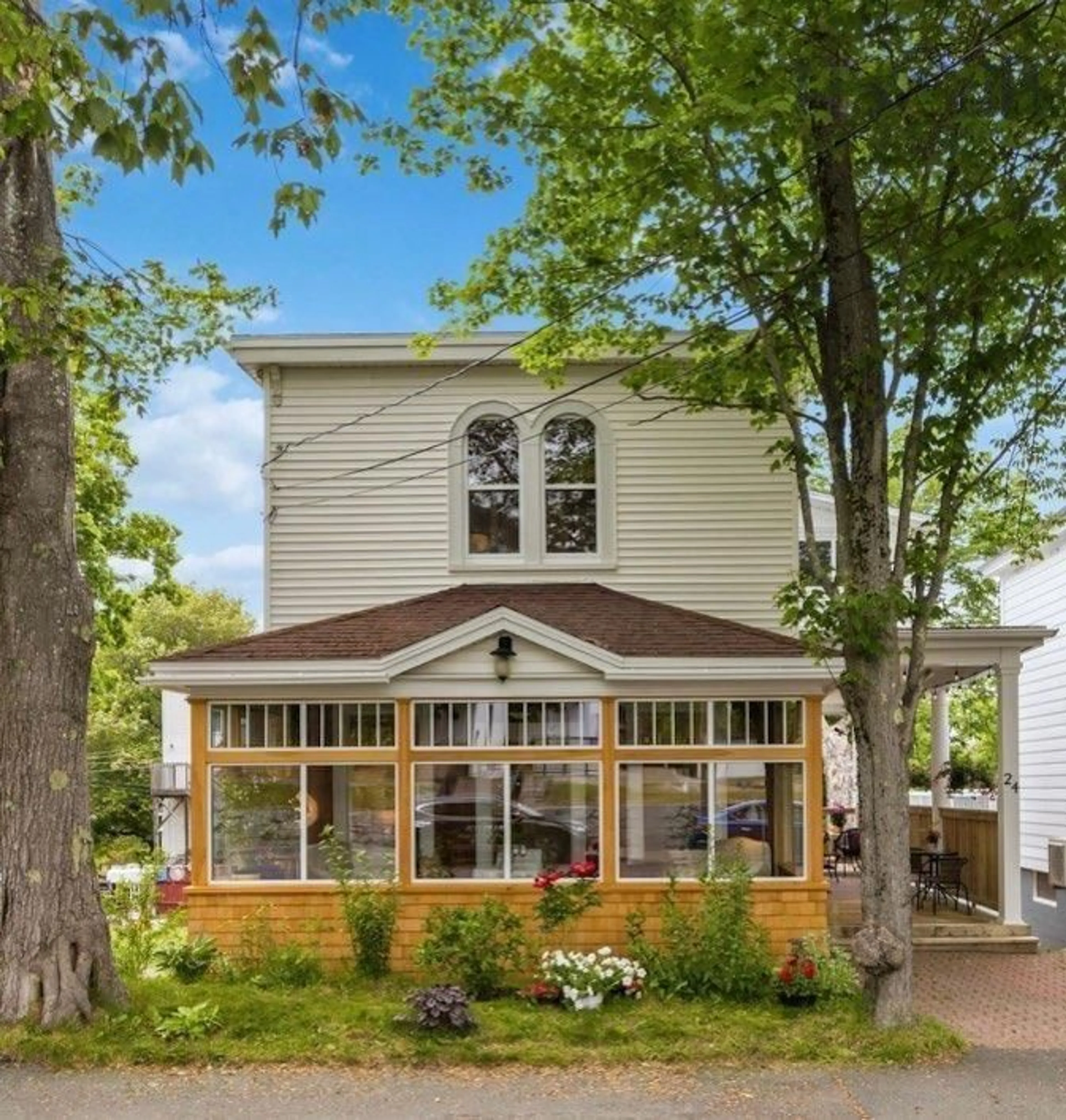 Home with vinyl exterior material, street for 24 Queen St, Bridgewater Nova Scotia B4V 1P1