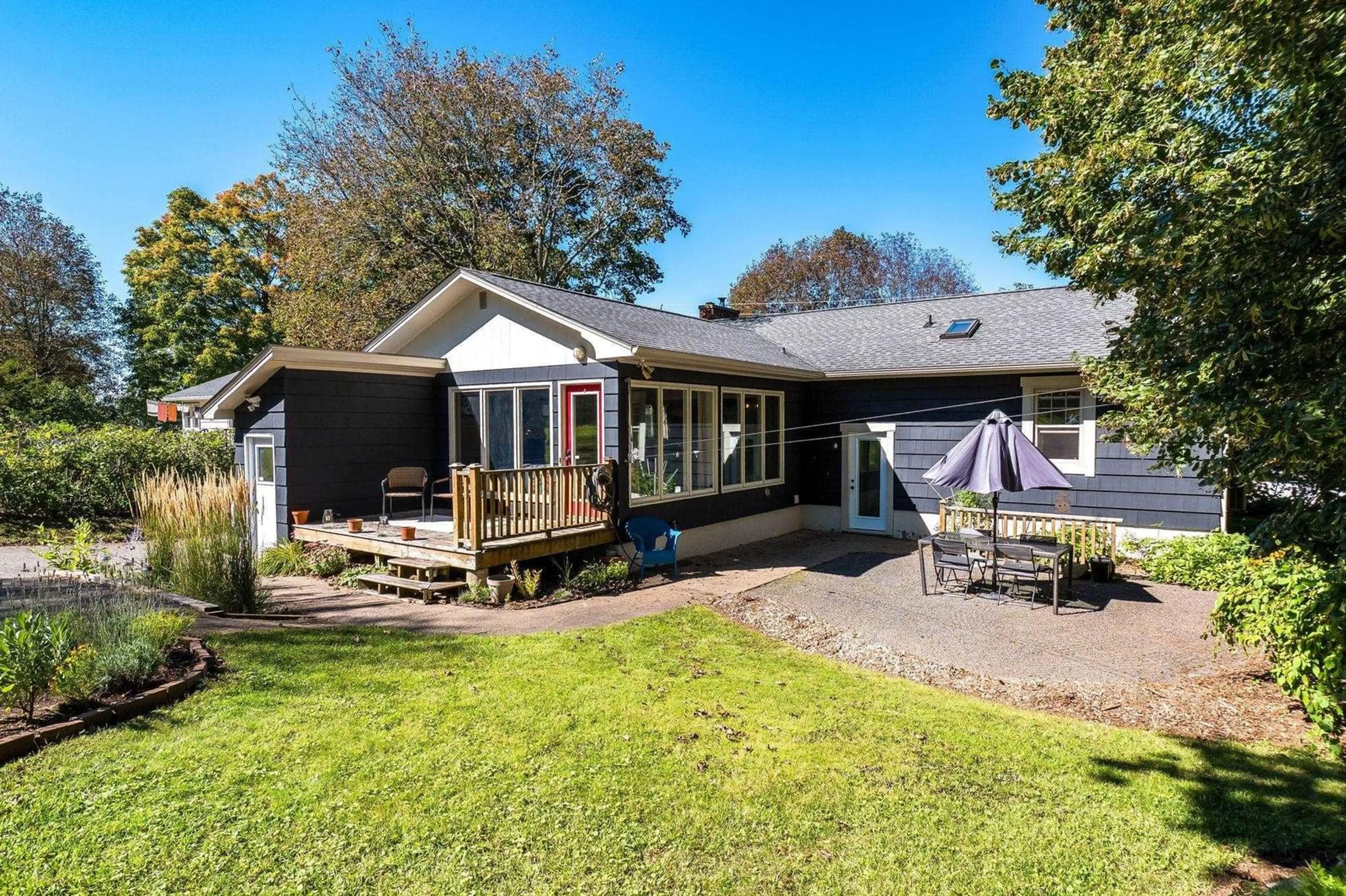 A pic from outside/outdoor area/front of a property/back of a property/a pic from drone, unknown for 1289 Belcher St, Port Williams Nova Scotia B0P 1T0
