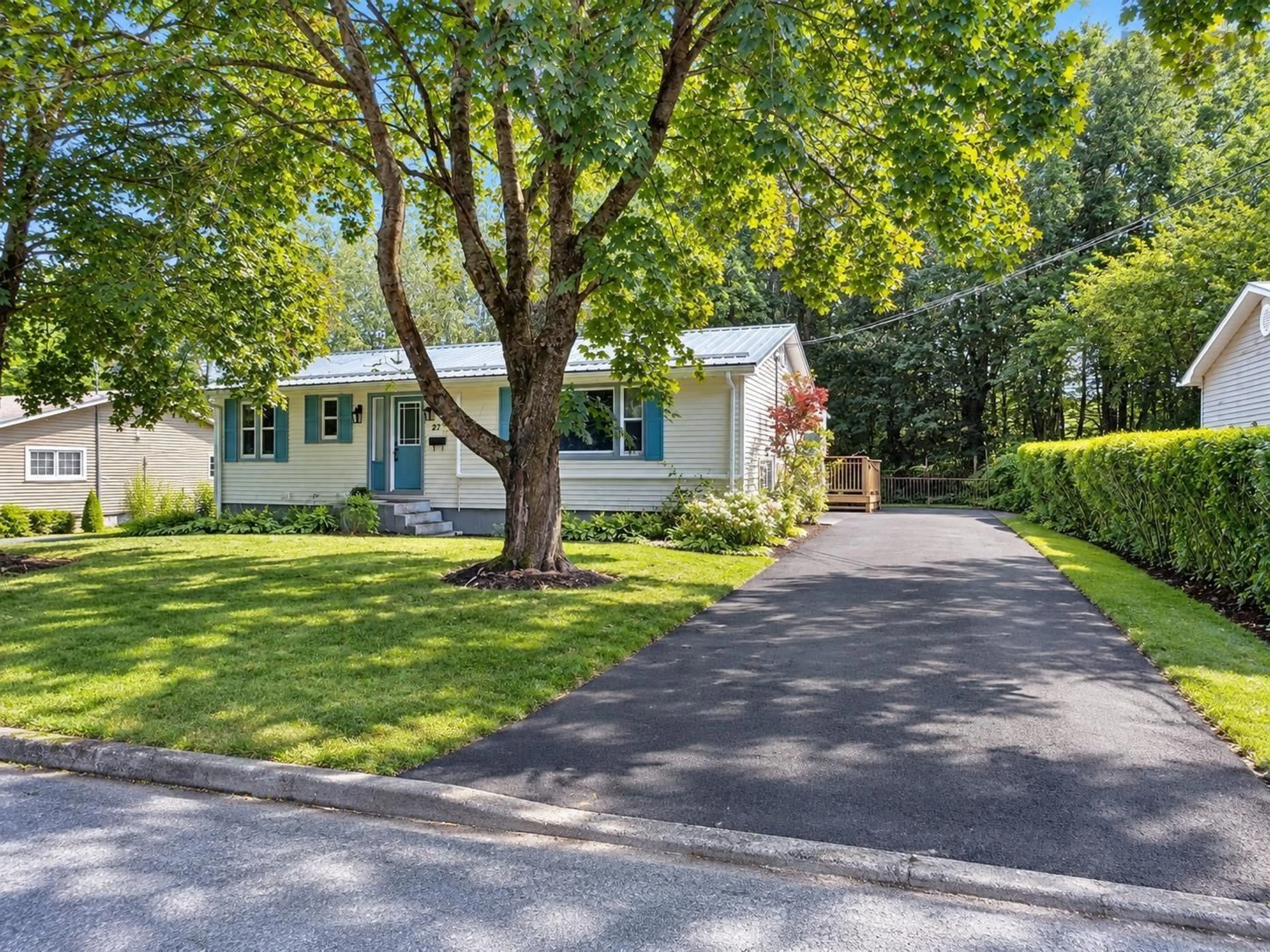 Home with vinyl exterior material, street for 27 Smith Ave, Bridgewater Nova Scotia B4V 1Y2