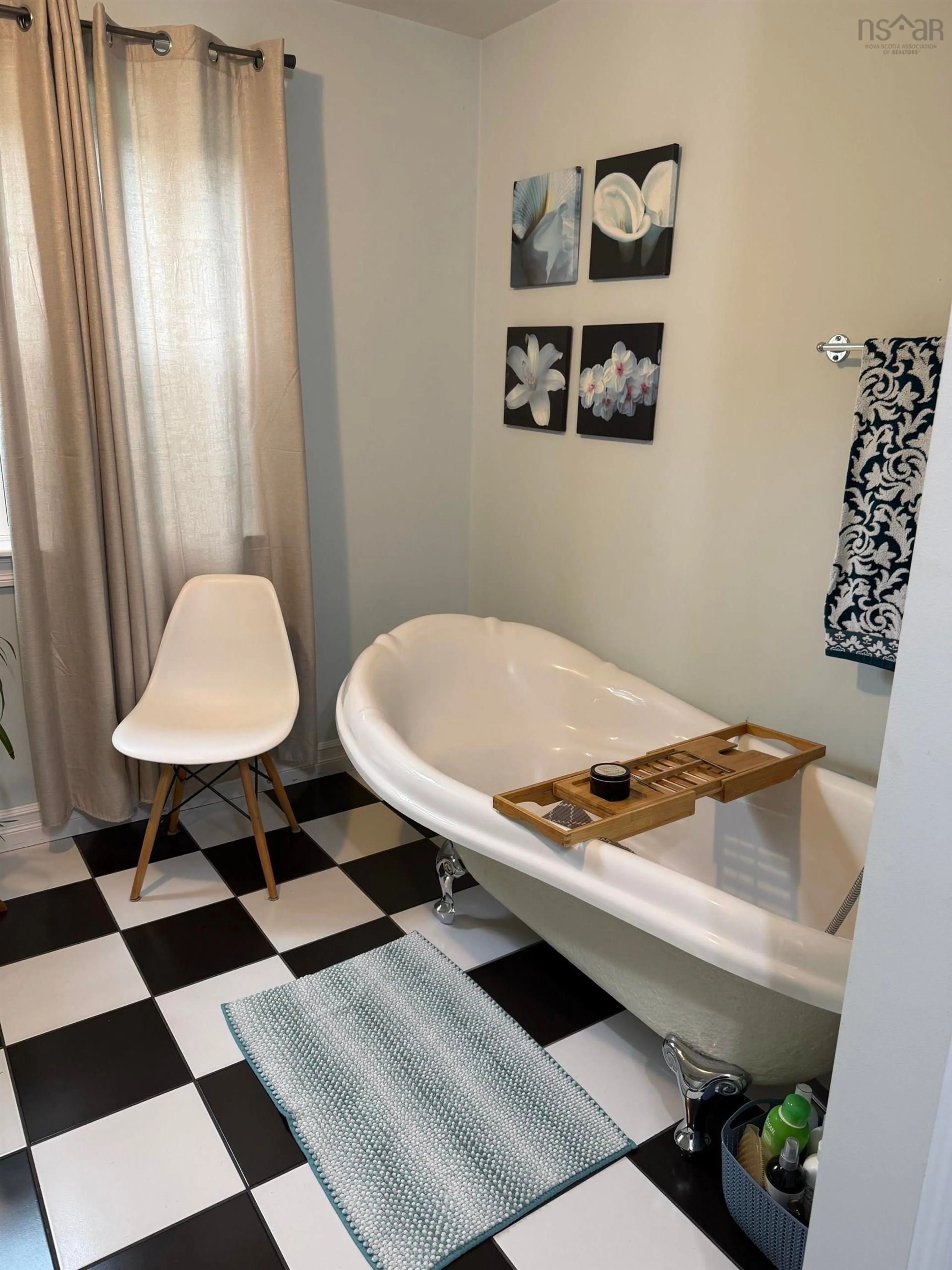 Contemporary bathroom, ceramic/tile floor for 240 Winburn Ave, Bridgewater Nova Scotia B4V 9A4