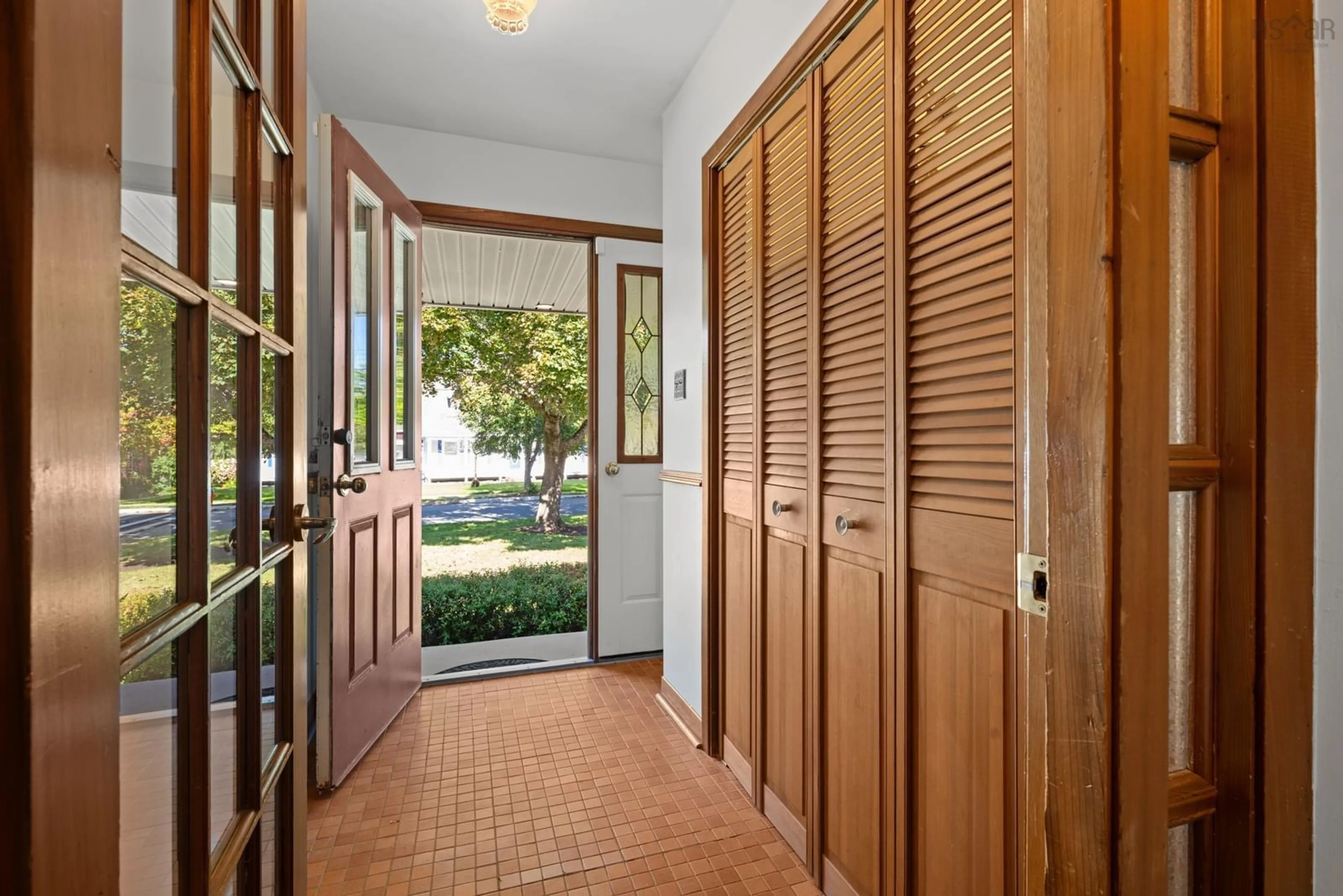Indoor entryway for 40 Castle Hill Dr, Halifax Nova Scotia B3M 3A3