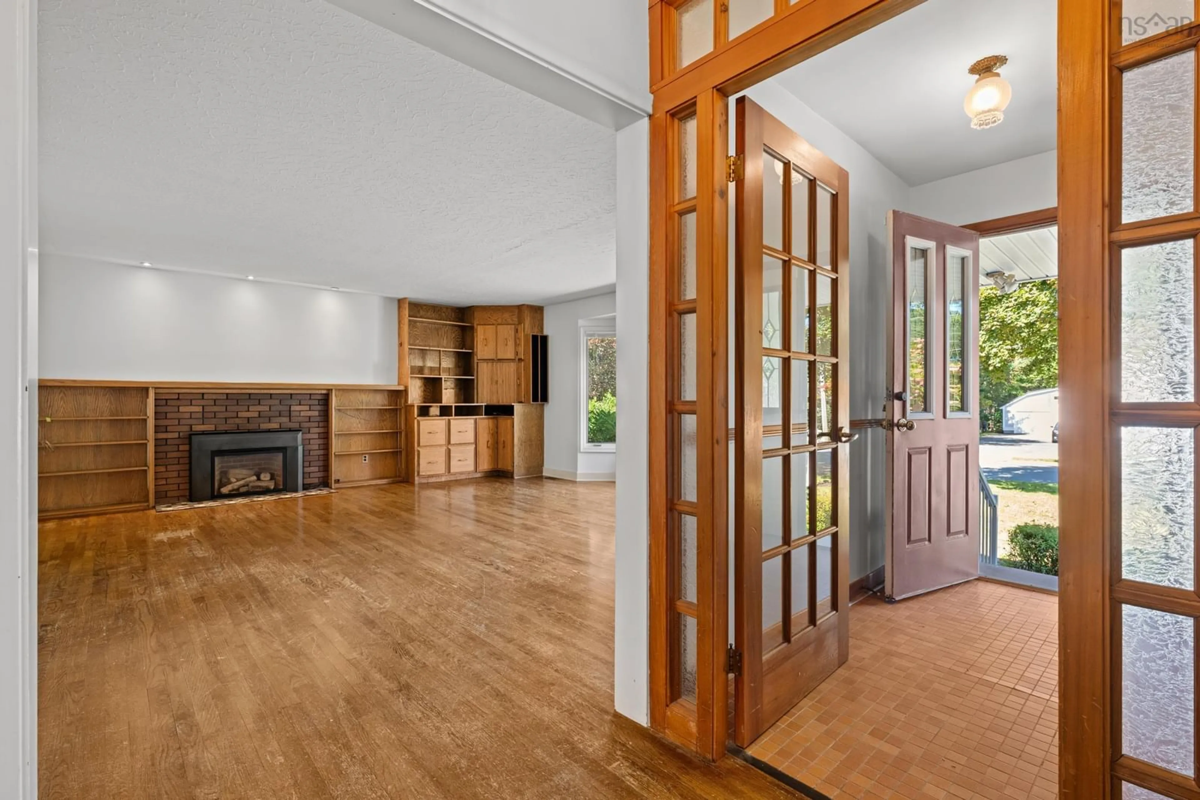 Indoor entryway for 40 Castle Hill Dr, Halifax Nova Scotia B3M 3A3