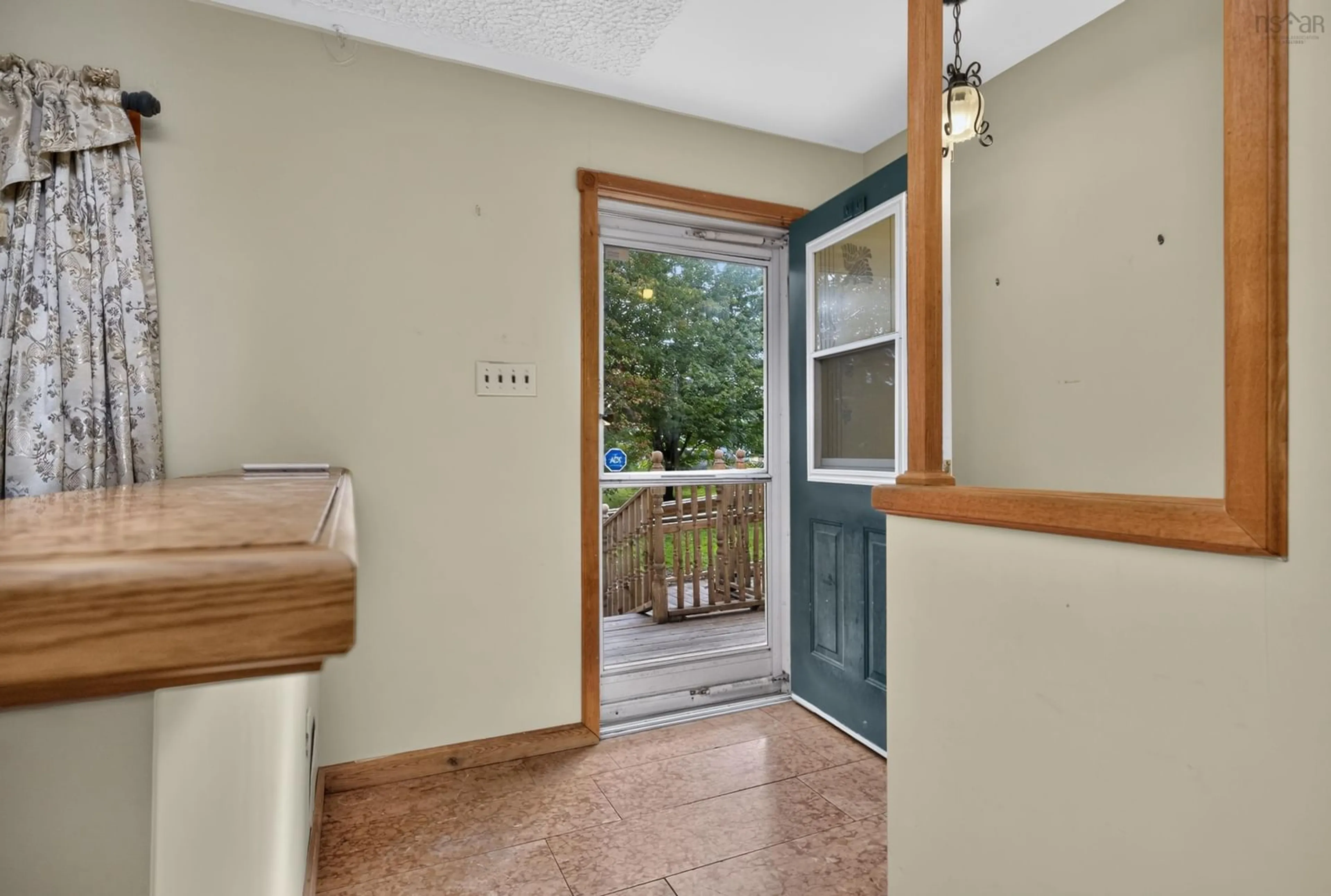 Indoor entryway for 2587 Sackville Dr, Upper Sackville Nova Scotia B4E 3C3