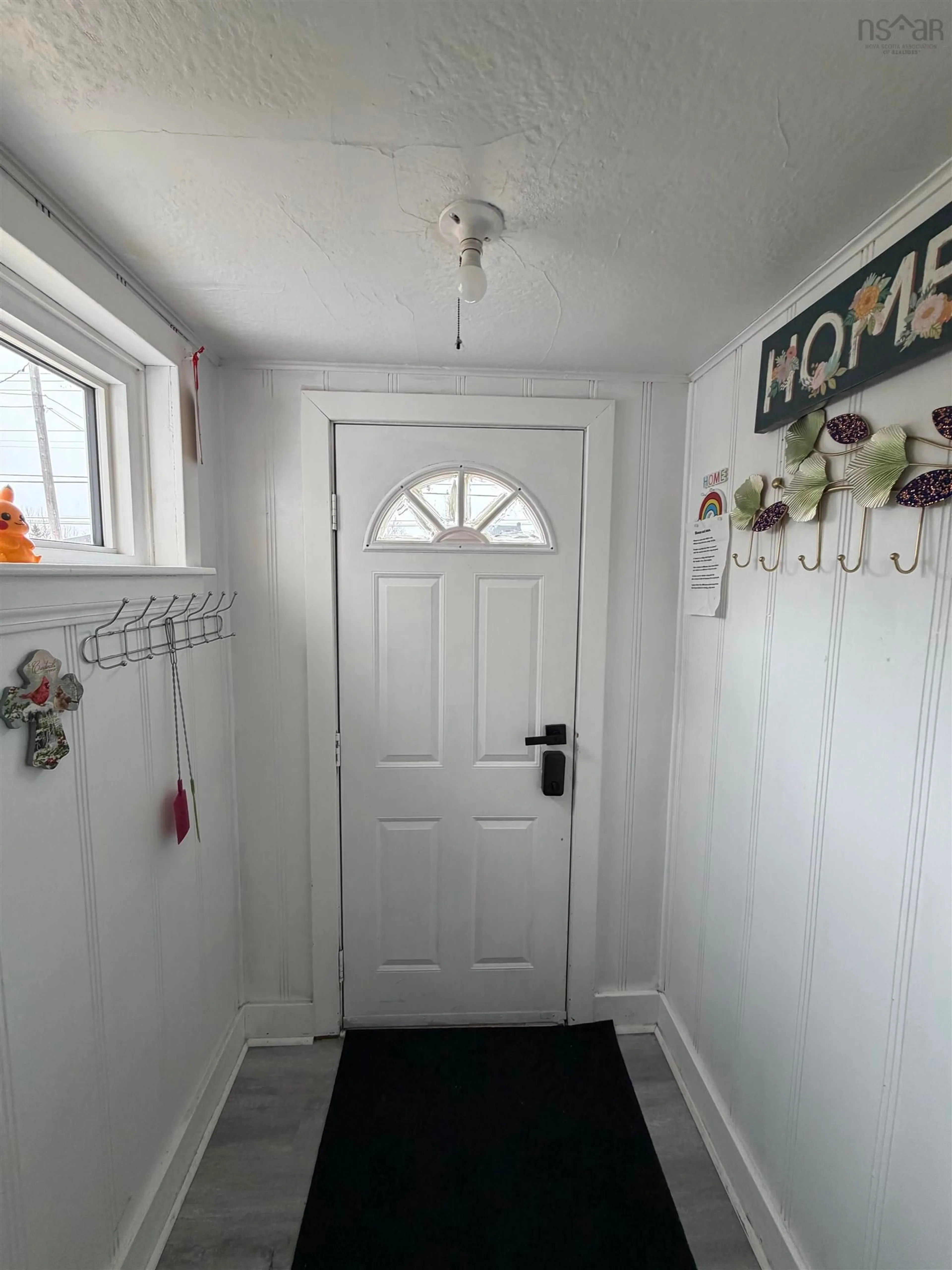 Indoor entryway for 1934 Kings Rd, Howie Centre Nova Scotia B1L 1C6