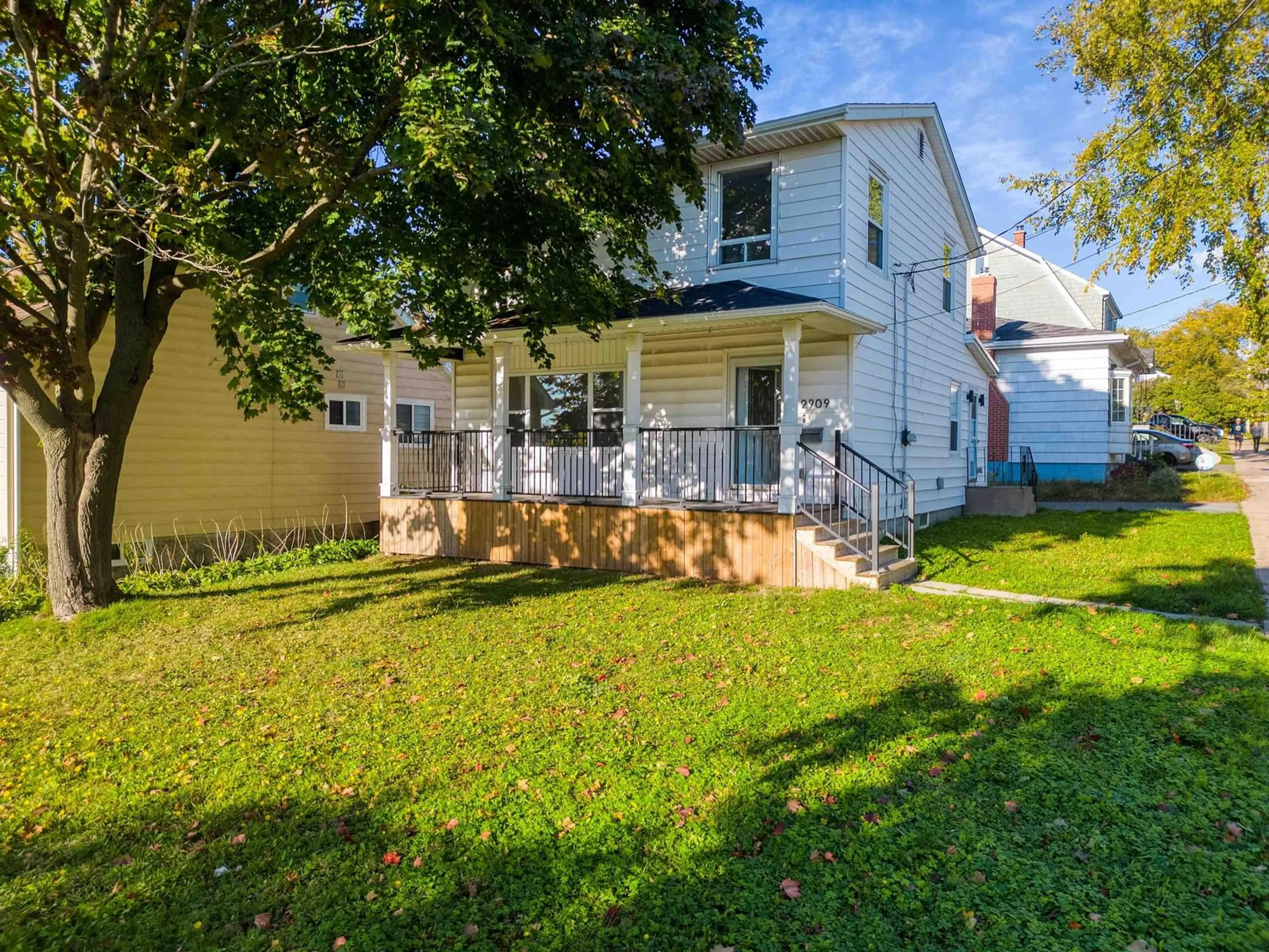 A pic from outside/outdoor area/front of a property/back of a property/a pic from drone, street for 6581 London St, Halifax Peninsula Nova Scotia B3L 1X7