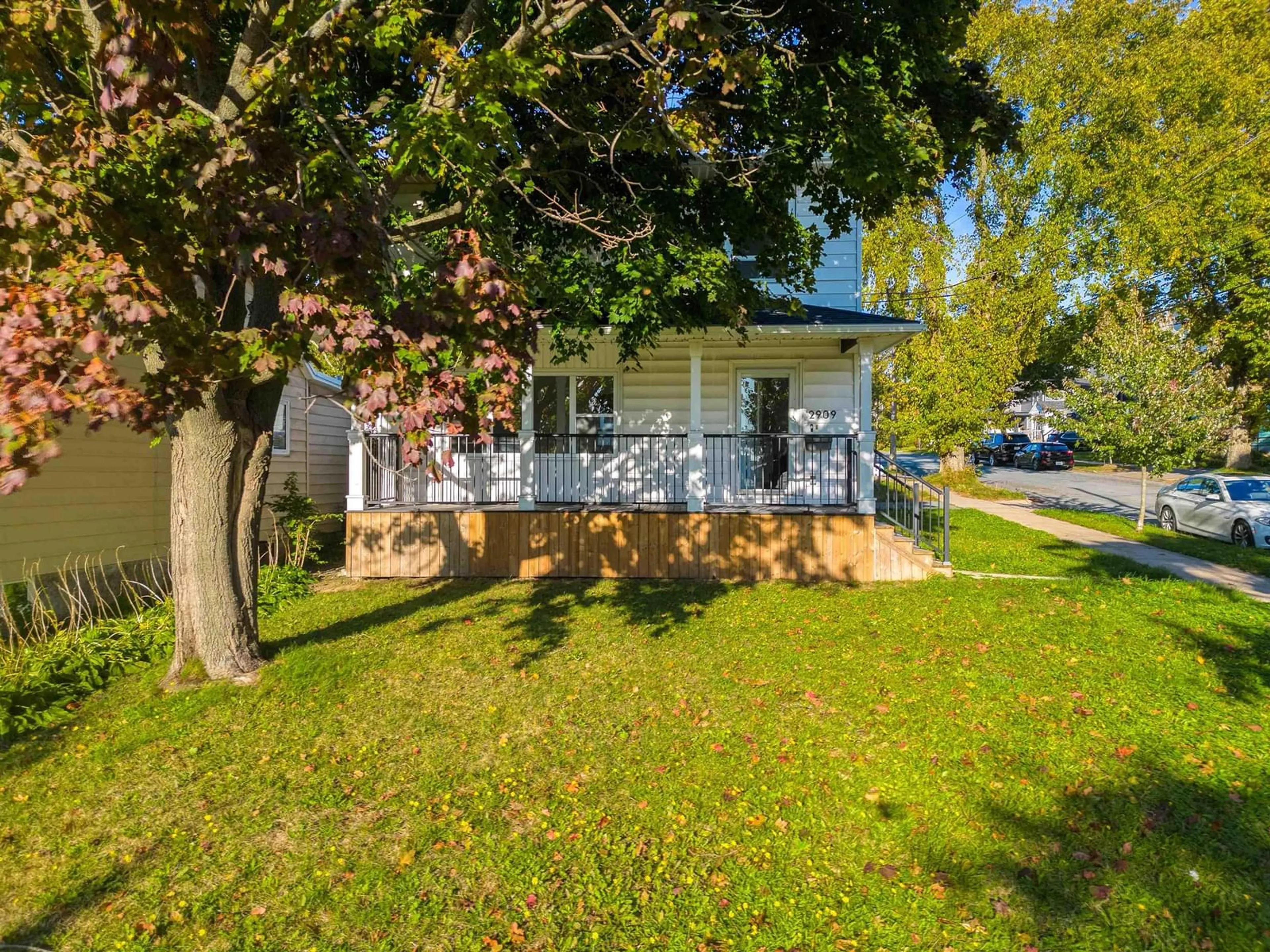 A pic from outside/outdoor area/front of a property/back of a property/a pic from drone, street for 6581 London St, Halifax Peninsula Nova Scotia B3L 1X7