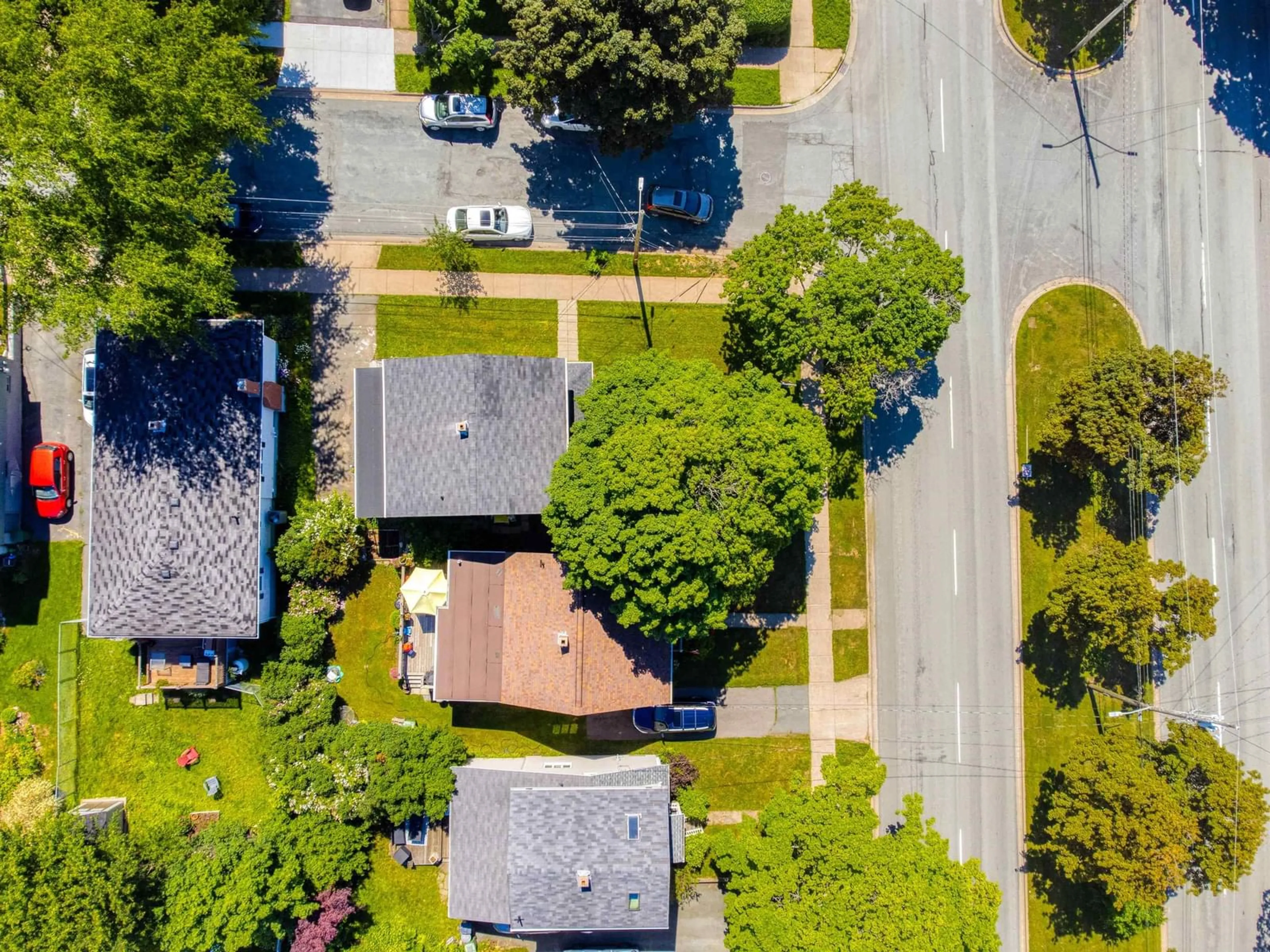 A pic from outside/outdoor area/front of a property/back of a property/a pic from drone, street for 6581 London St, Halifax Peninsula Nova Scotia B3L 1X7