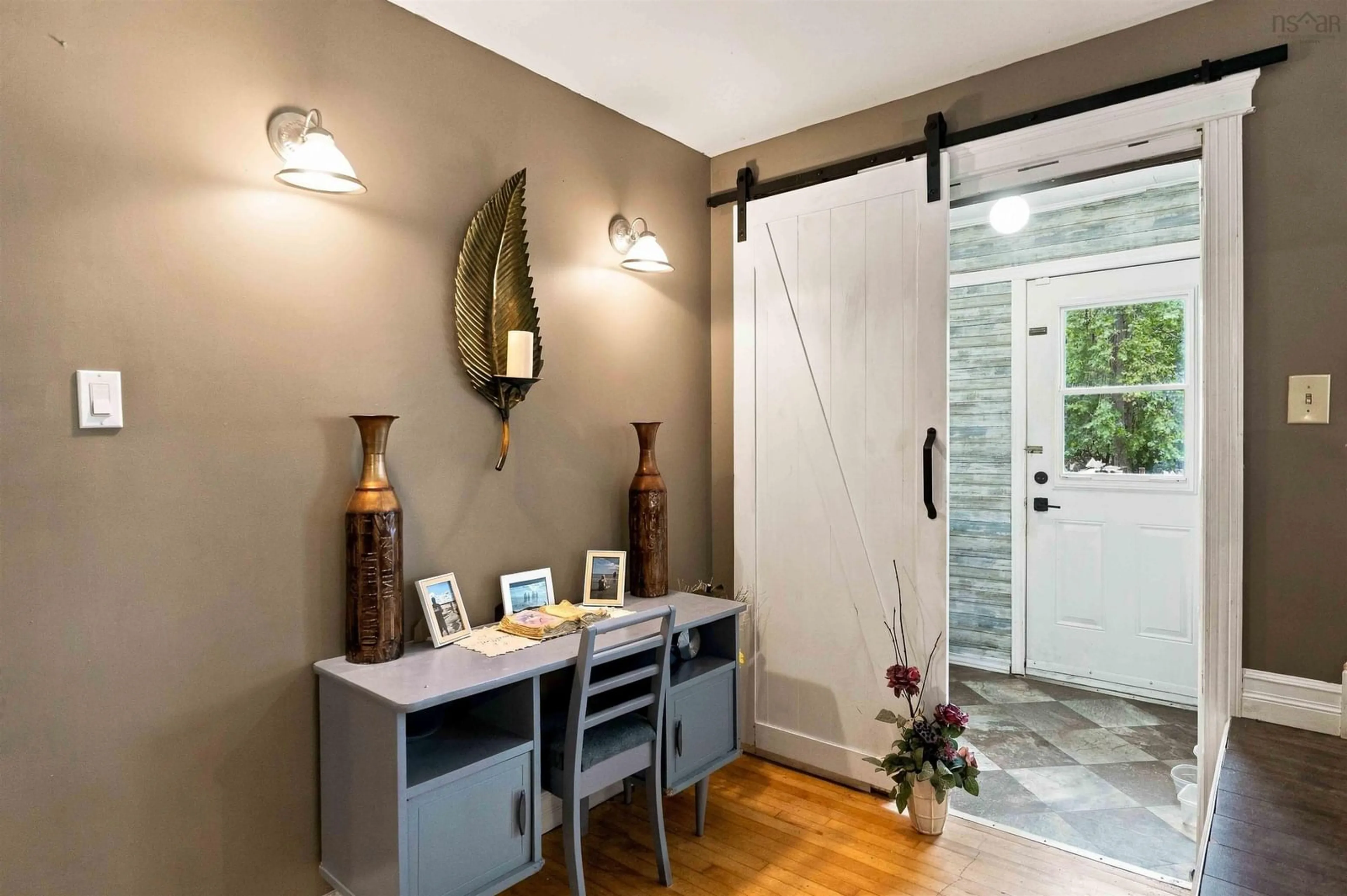 Indoor entryway for 27 James St, Kentville Nova Scotia B4N 2A1