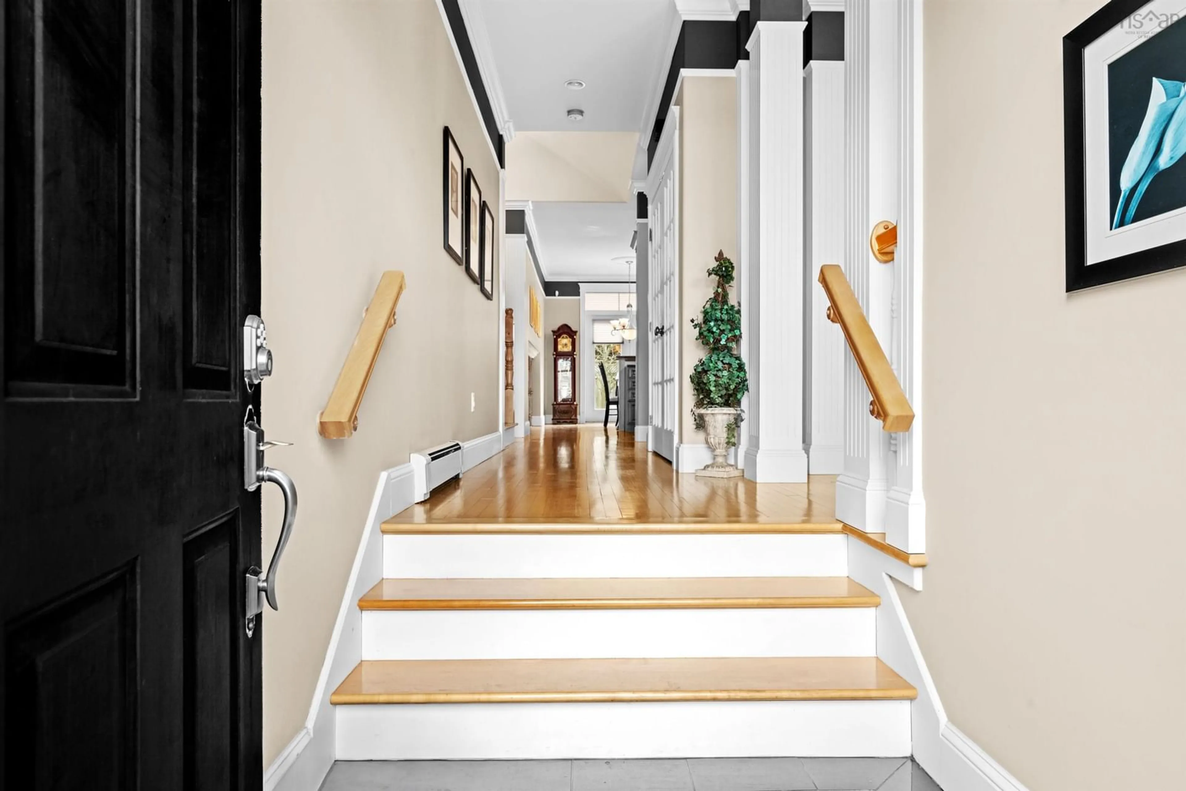 Indoor foyer for 16 Ridgepark Lane, Halifax Nova Scotia B3N 3J2