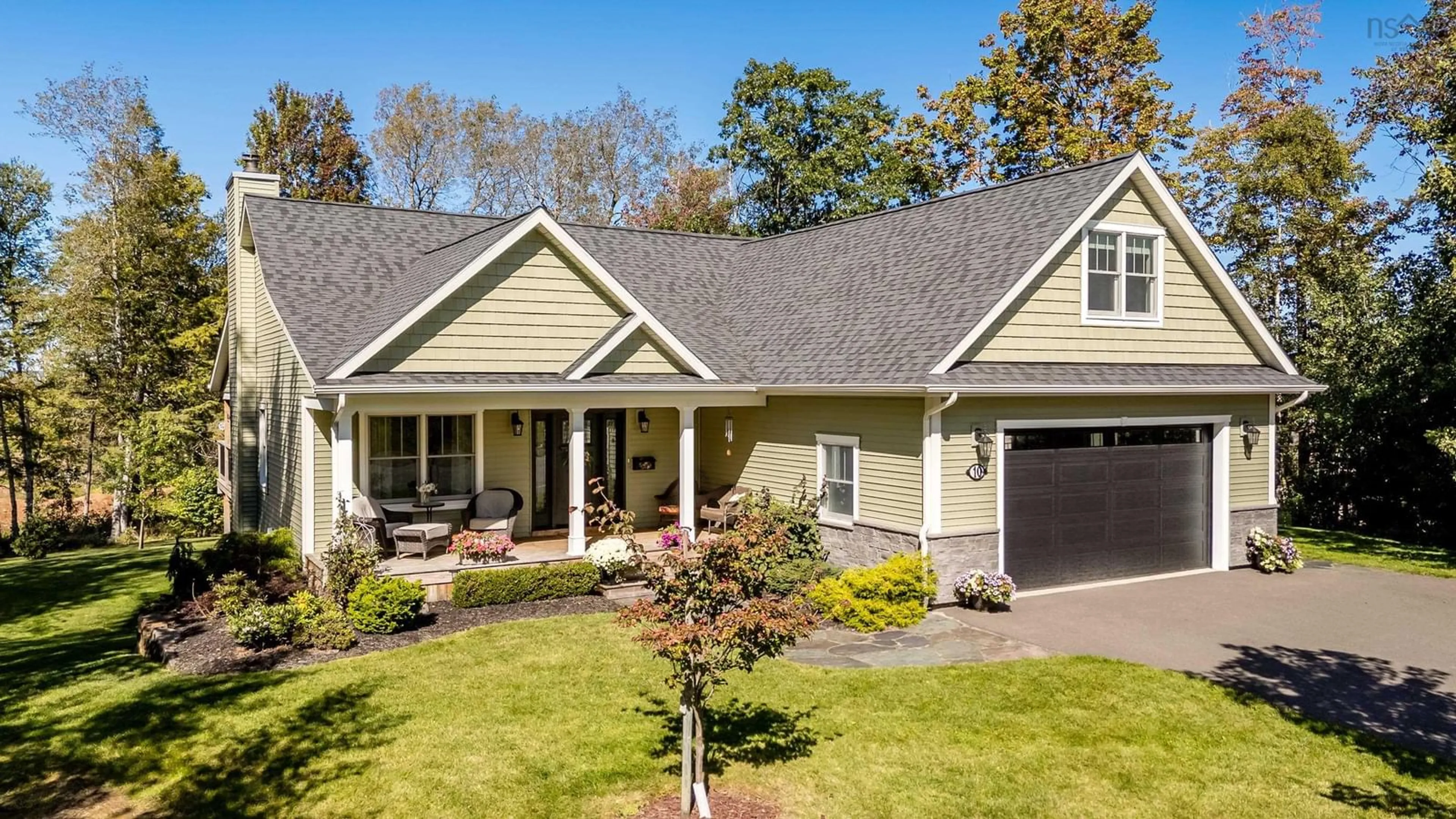Home with vinyl exterior material, street for 10 Queens Crt, Kentville Nova Scotia B4N 0G4