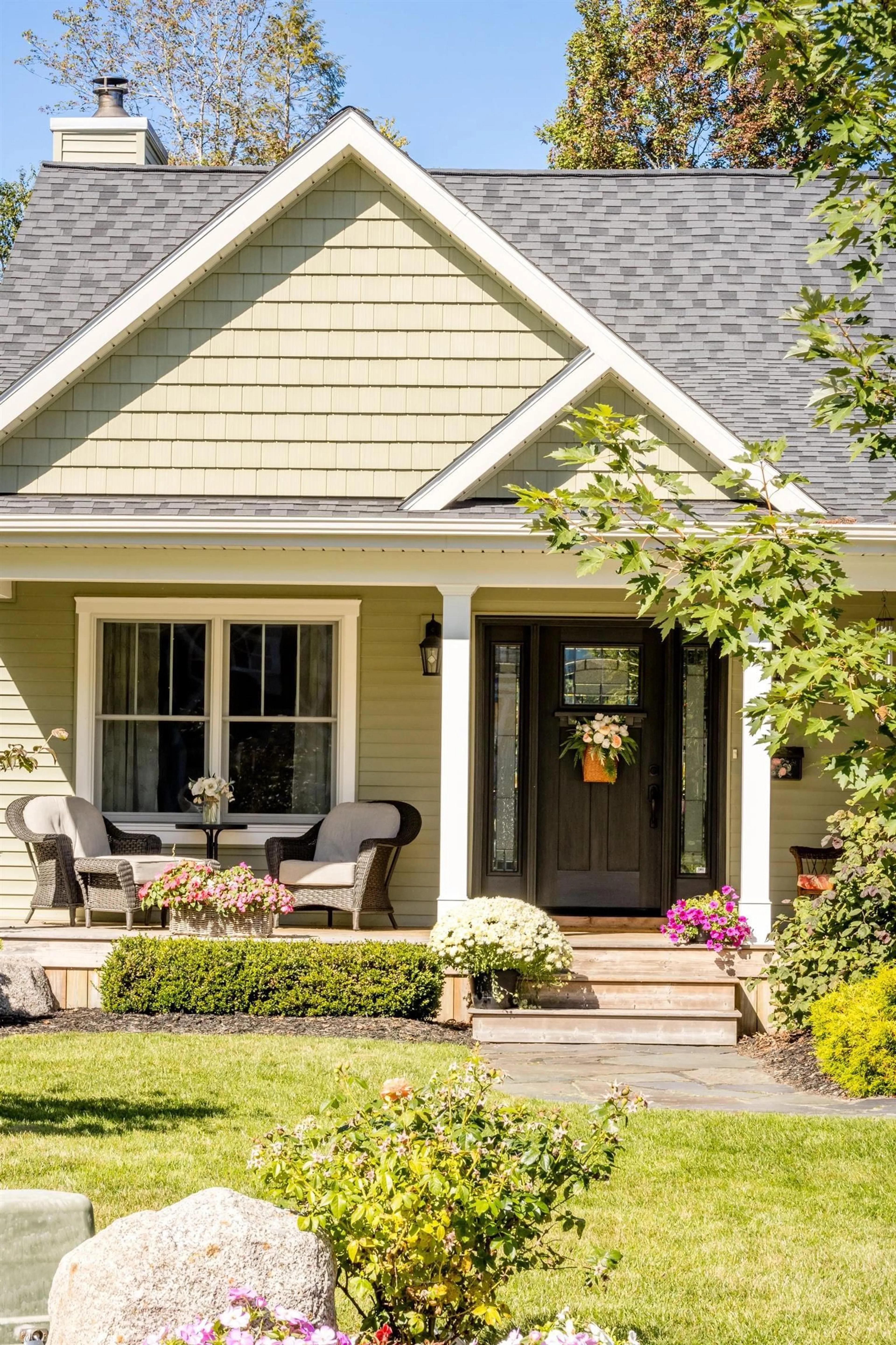 Home with vinyl exterior material, street for 10 Queens Crt, Kentville Nova Scotia B4N 0G4
