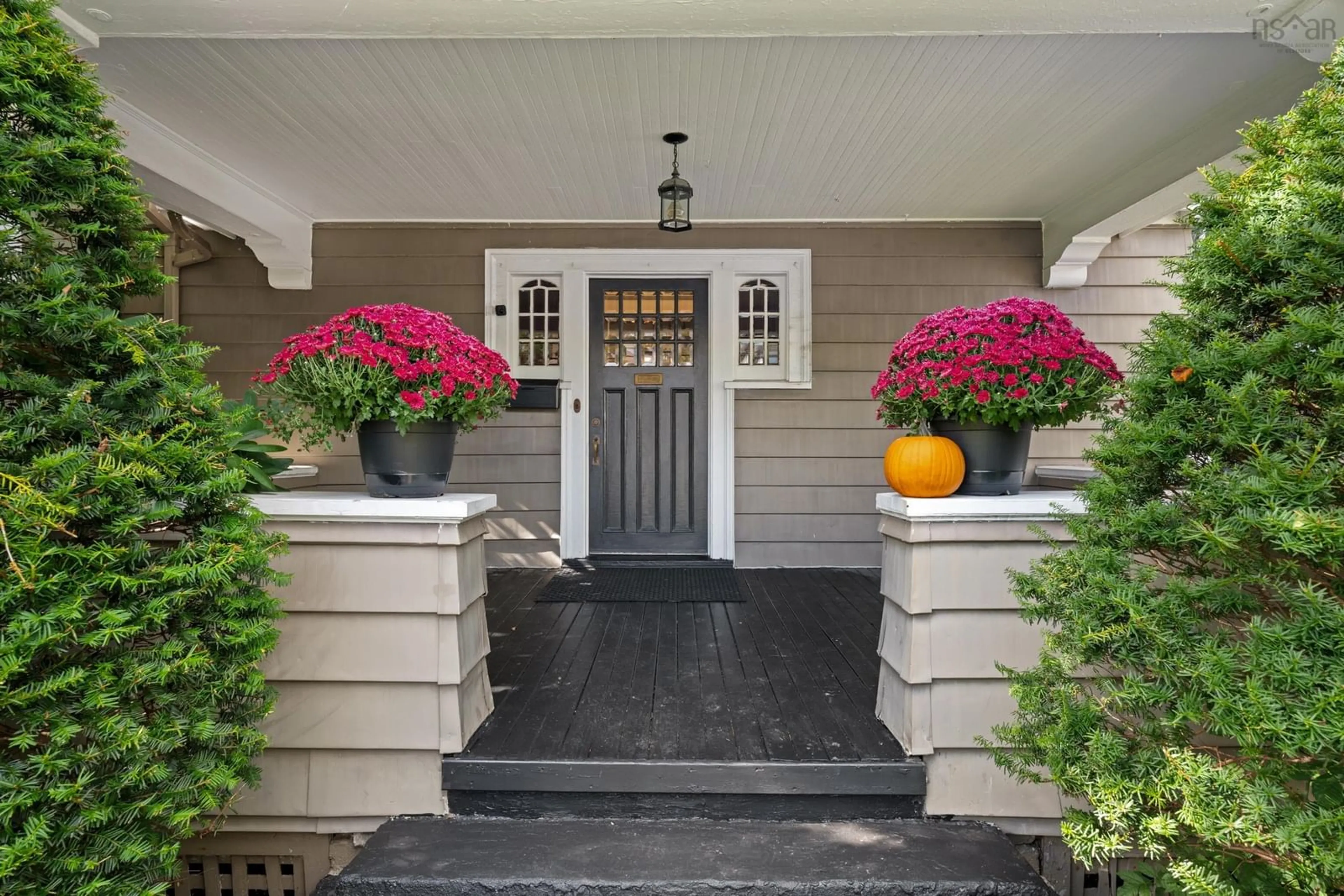 Indoor entryway for 1646 Oxford St, Halifax Nova Scotia B3H 3Z4
