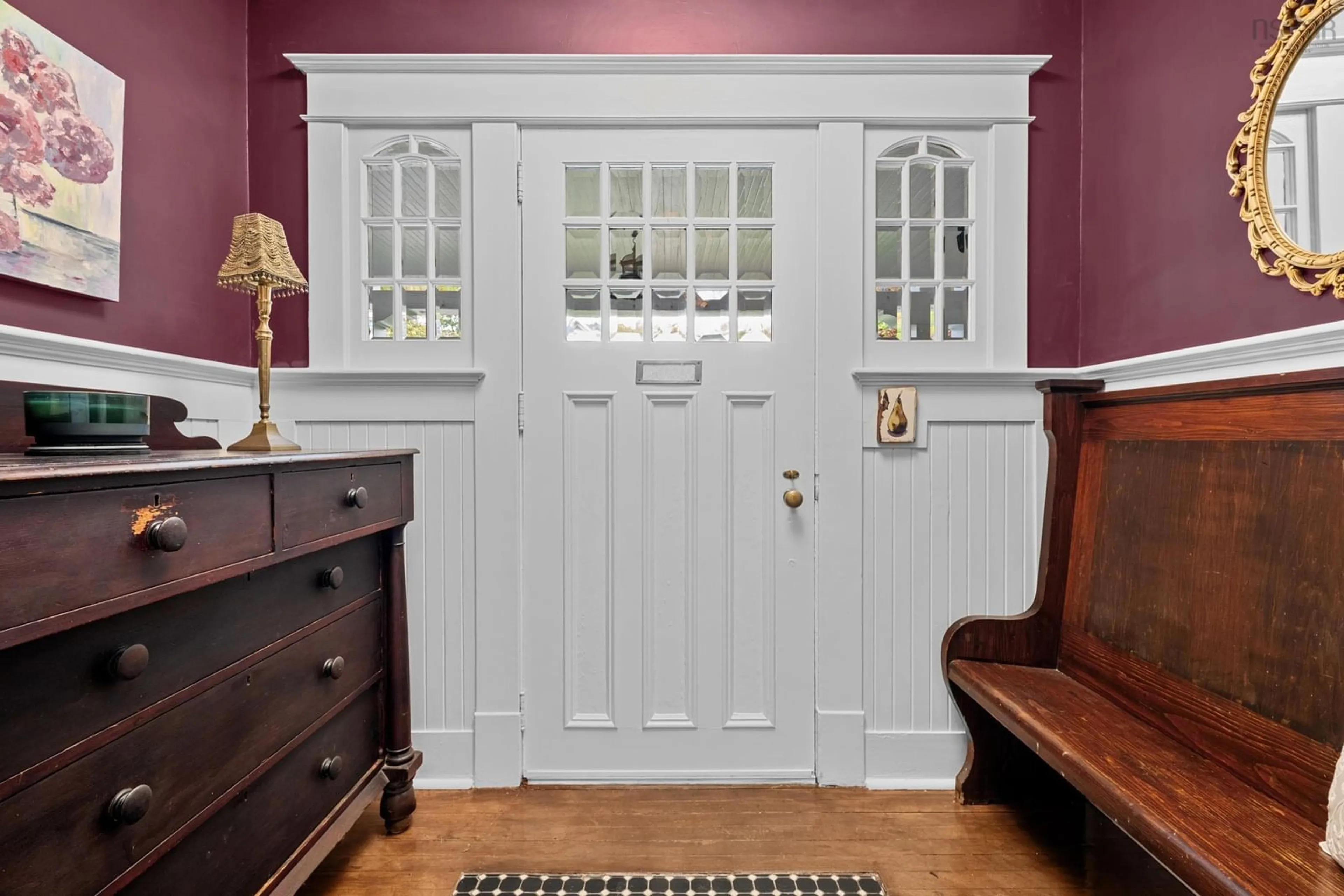Indoor entryway for 1646 Oxford St, Halifax Nova Scotia B3H 3Z4