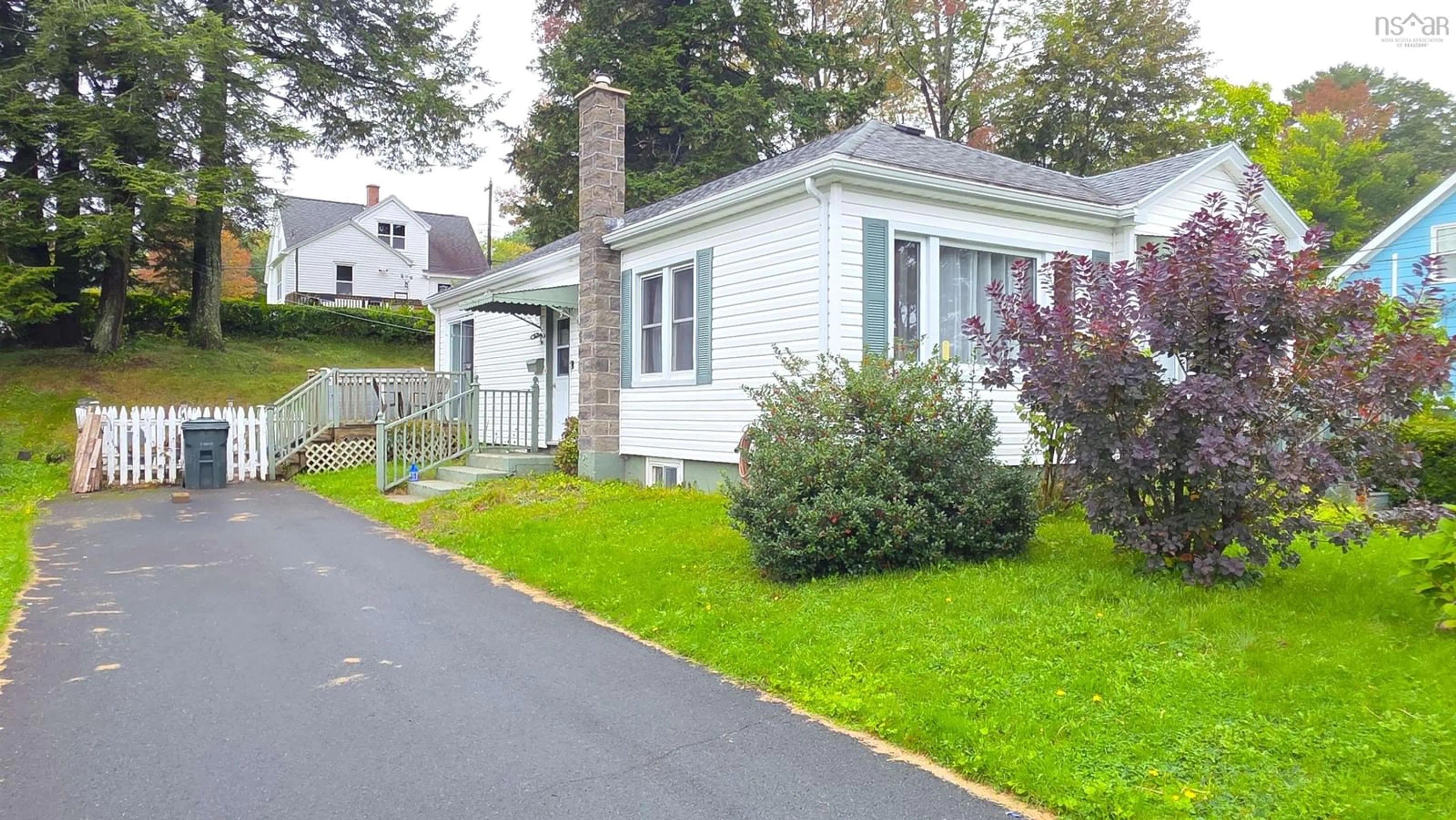 Home with vinyl exterior material, street for 181 Crescent, Bridgewater Nova Scotia B4V 1L1