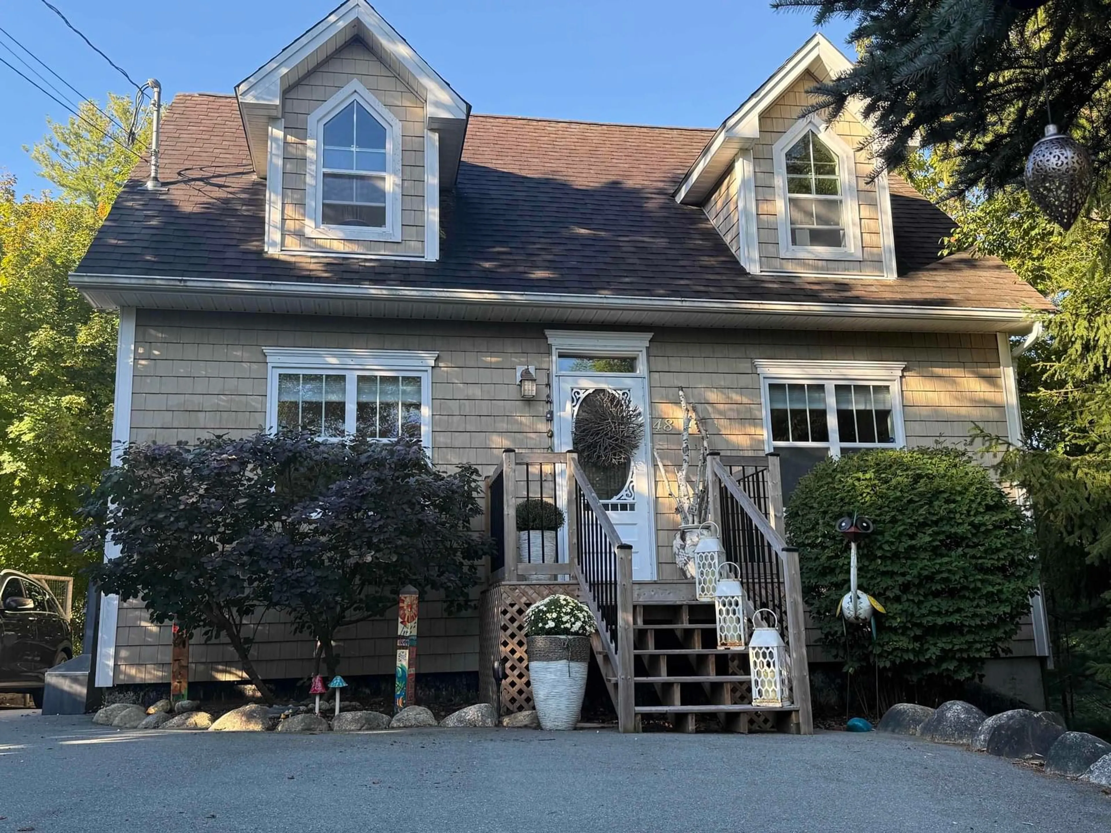 Home with vinyl exterior material, street for 48 Pond St, Mahone Bay Nova Scotia B0J 2E0