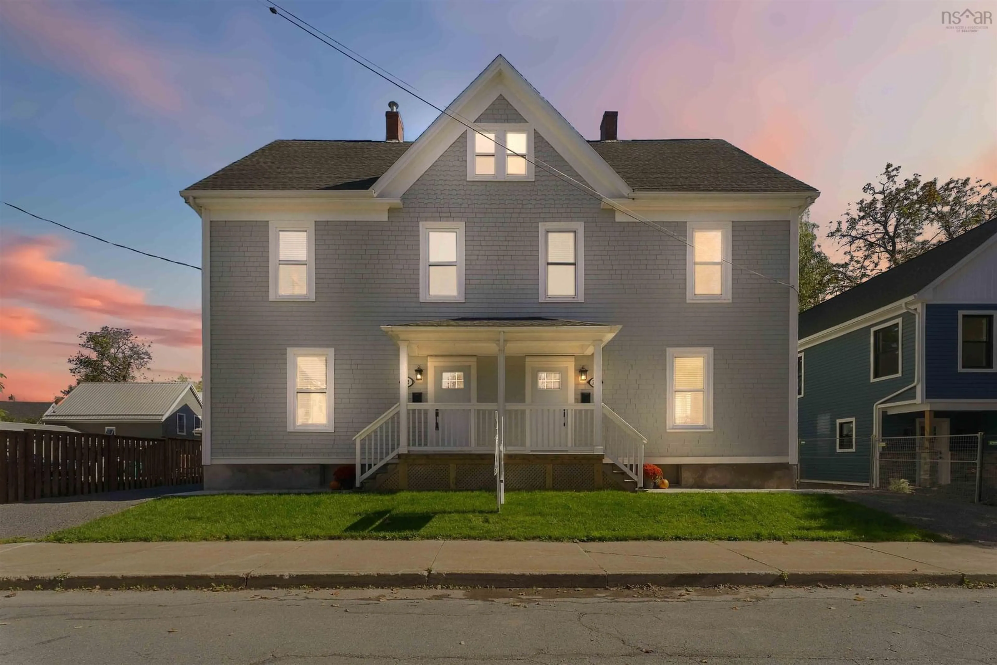 Home with vinyl exterior material, building for 203/205 Gray St, Windsor Nova Scotia B0N 2T0