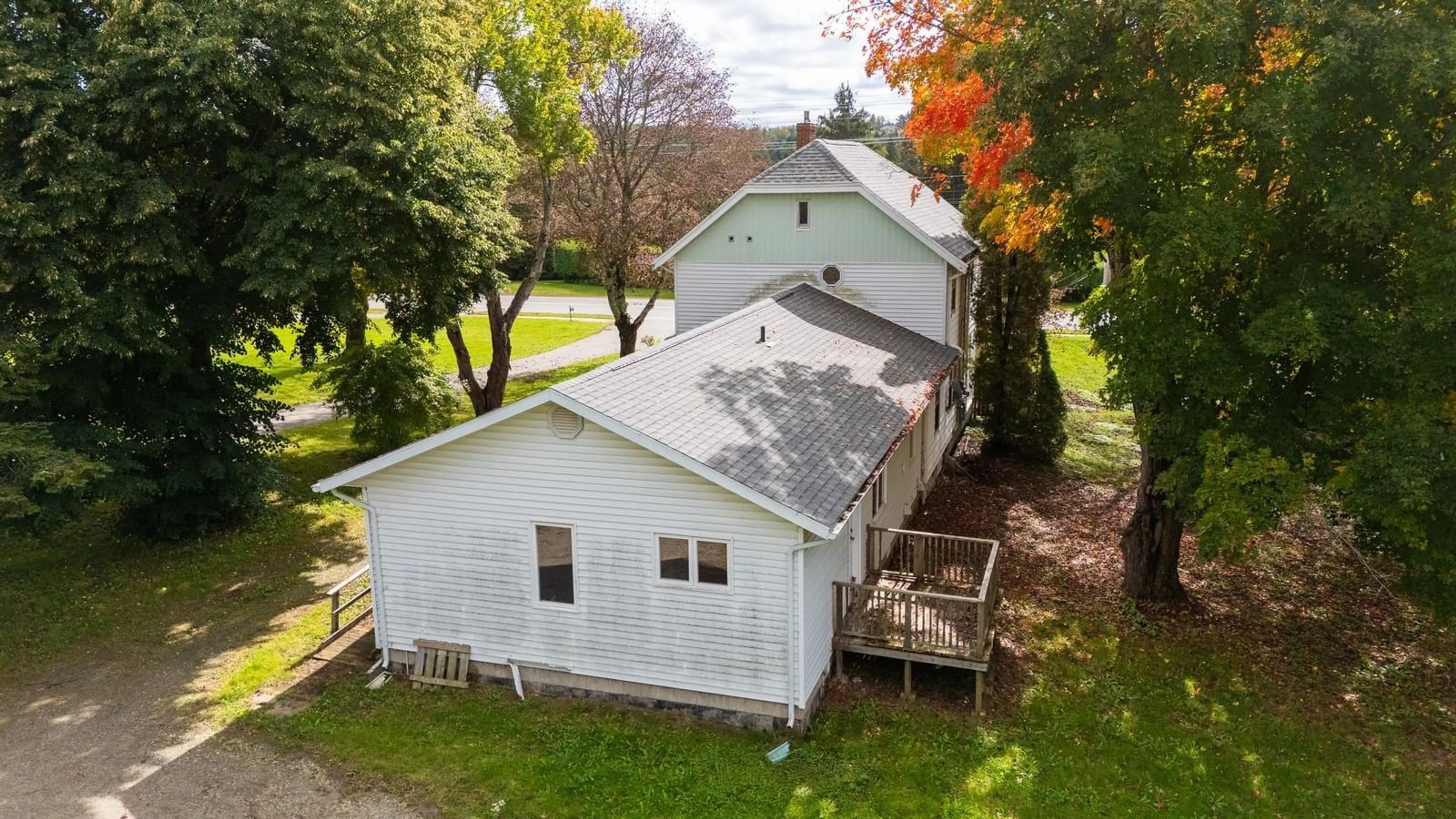 A pic from outside/outdoor area/front of a property/back of a property/a pic from drone, unknown for 9517 Commercial St, New Minas Nova Scotia B4N 3G3
