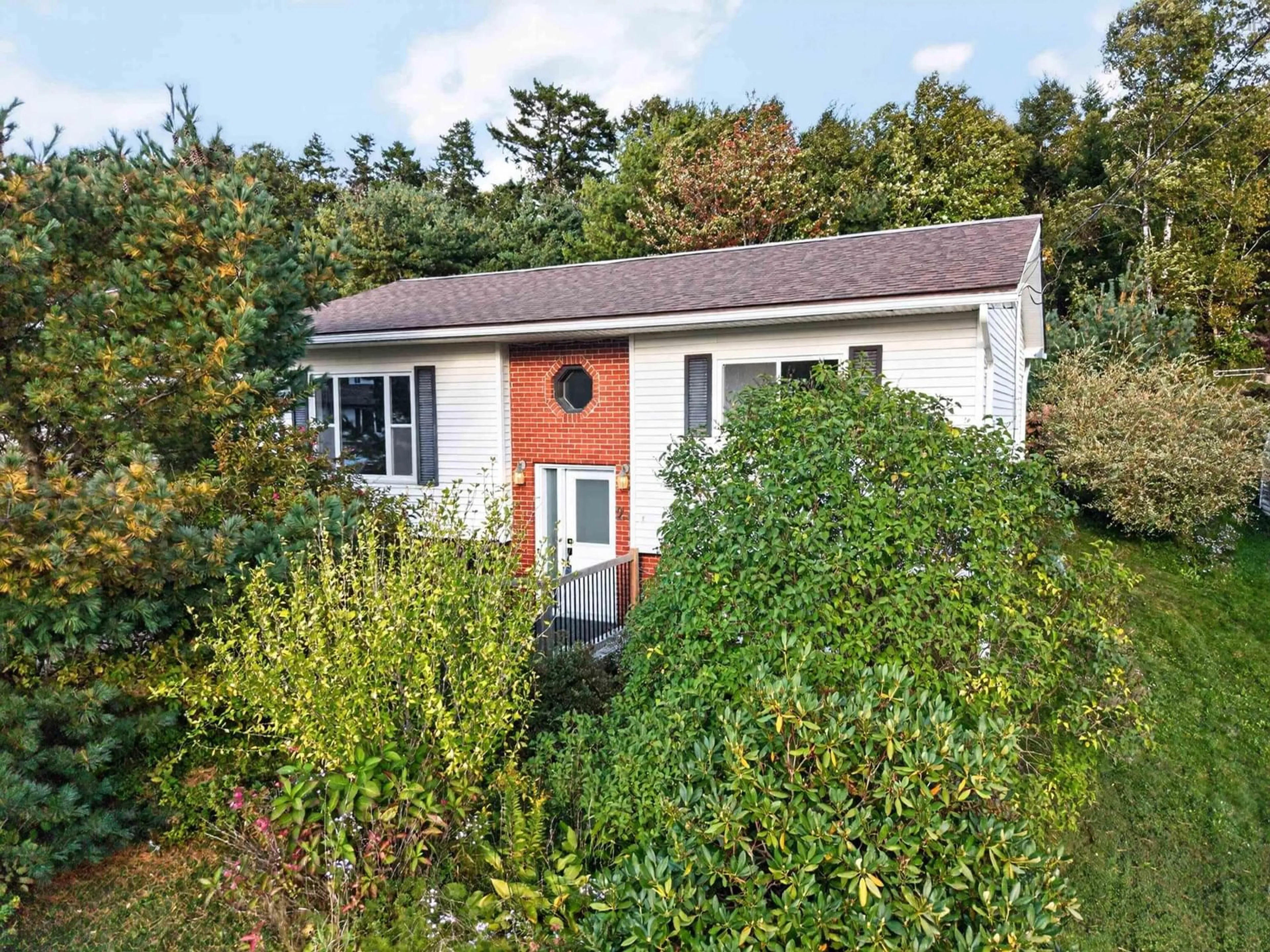 A pic from outside/outdoor area/front of a property/back of a property/a pic from drone, street for 29 Roslyn Dr, Dartmouth Nova Scotia B2W 2M2