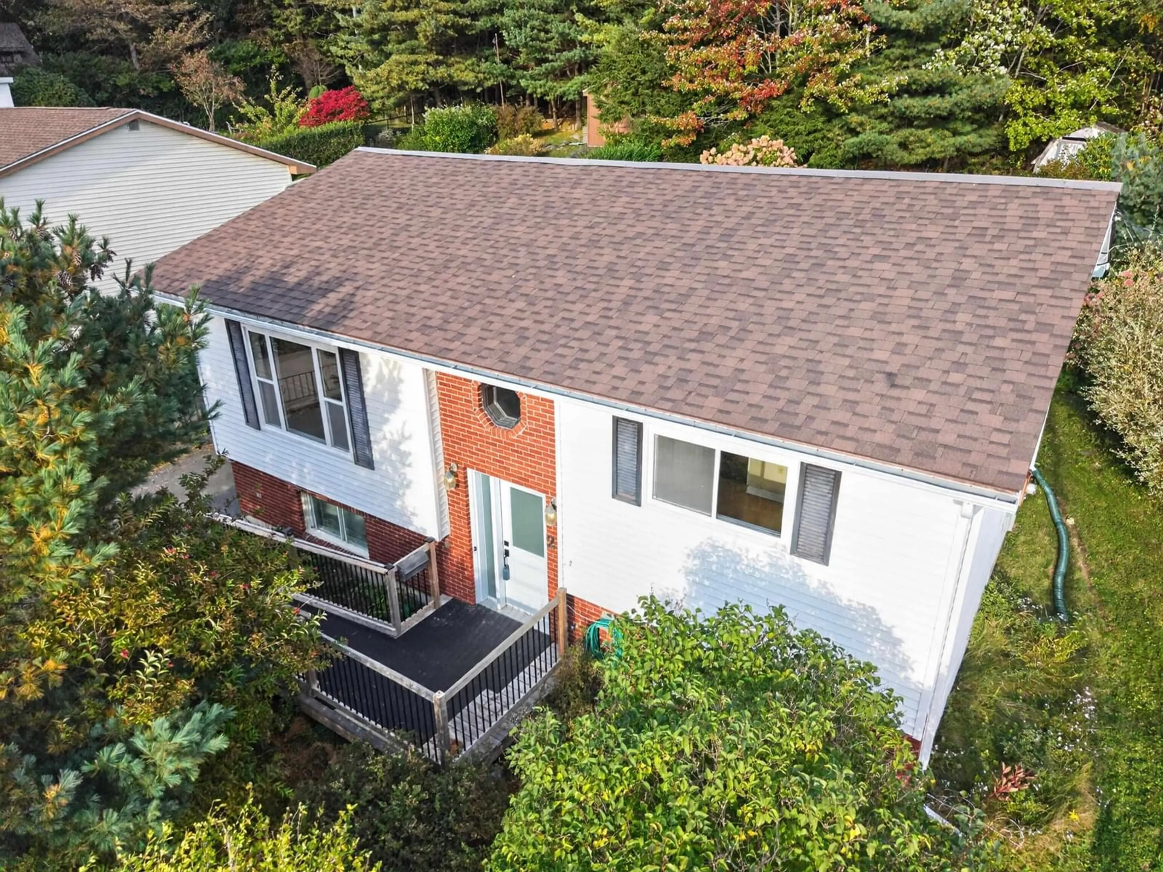 A pic from outside/outdoor area/front of a property/back of a property/a pic from drone, street for 29 Roslyn Dr, Dartmouth Nova Scotia B2W 2M2