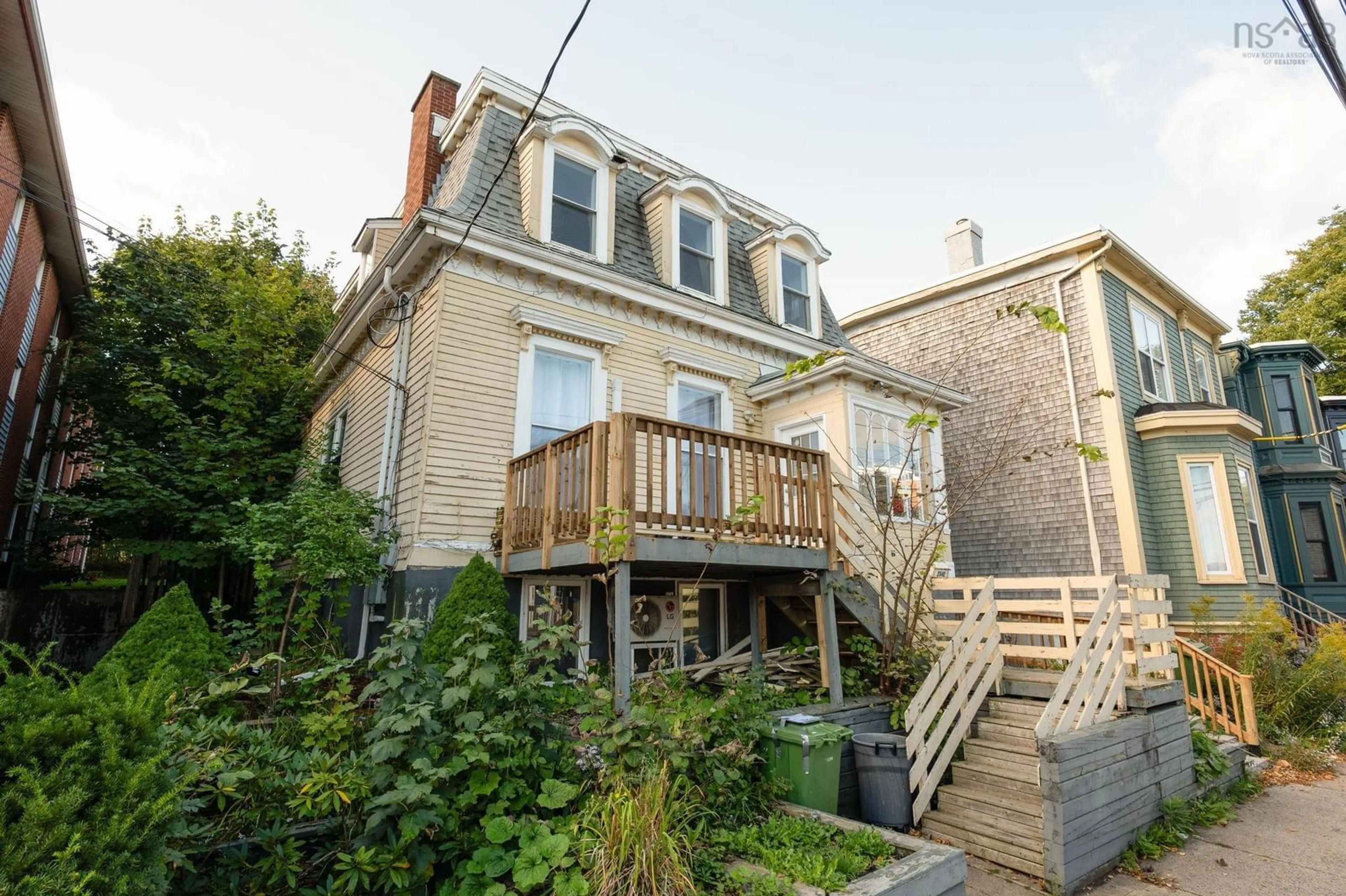 A pic from outside/outdoor area/front of a property/back of a property/a pic from drone, street for 2542 Gottingen St, Halifax Nova Scotia B3K 3C4