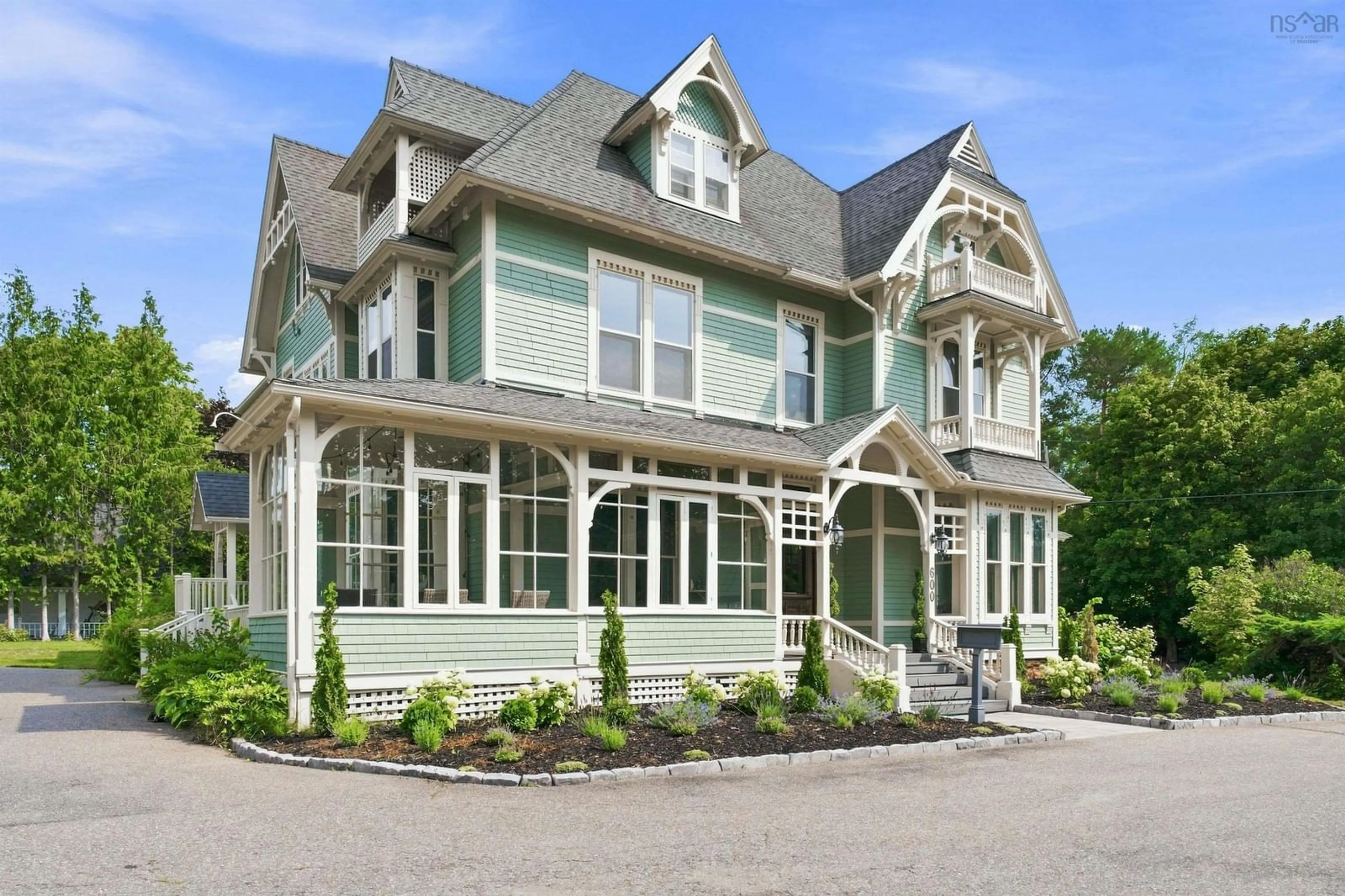 Home with vinyl exterior material, street for 600 Main St, Wolfville Nova Scotia B4P 1E8