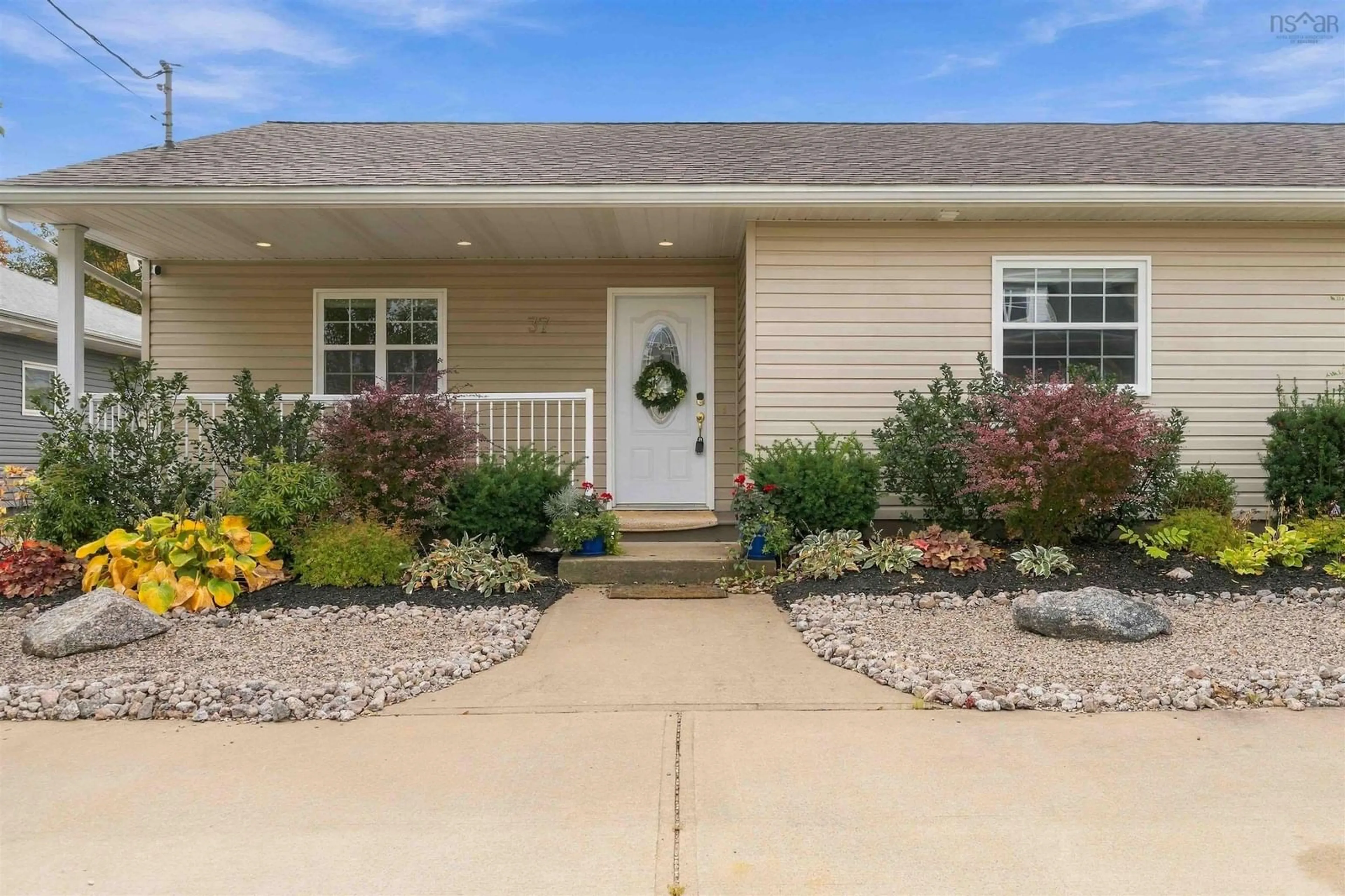 Home with vinyl exterior material, street for 37 Bigelow St, Wolfville Nova Scotia B4P 0A1