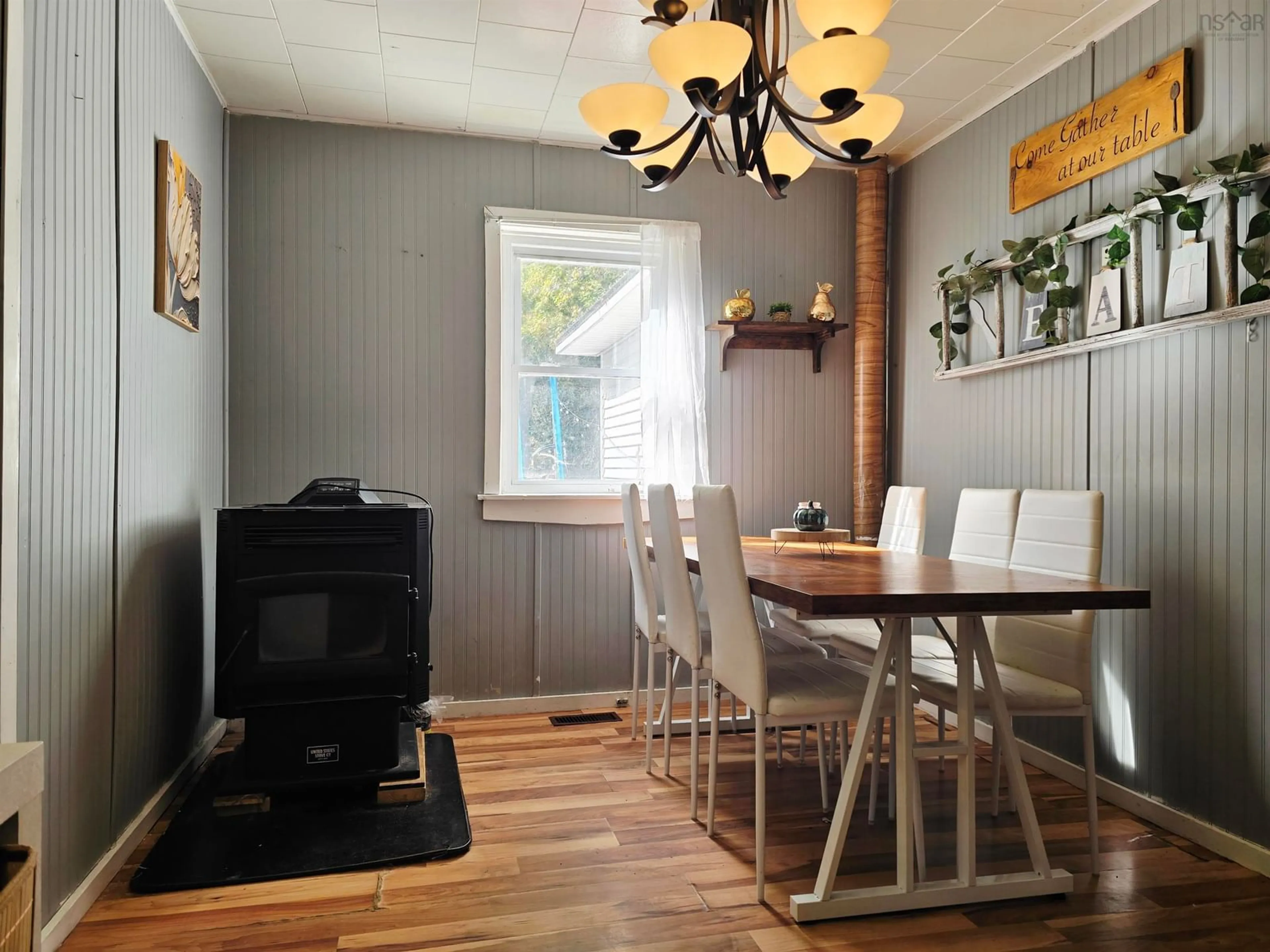 Dining room, wood/laminate floor for 32 Maple Dr, Scotsburn Nova Scotia B0K 1R0