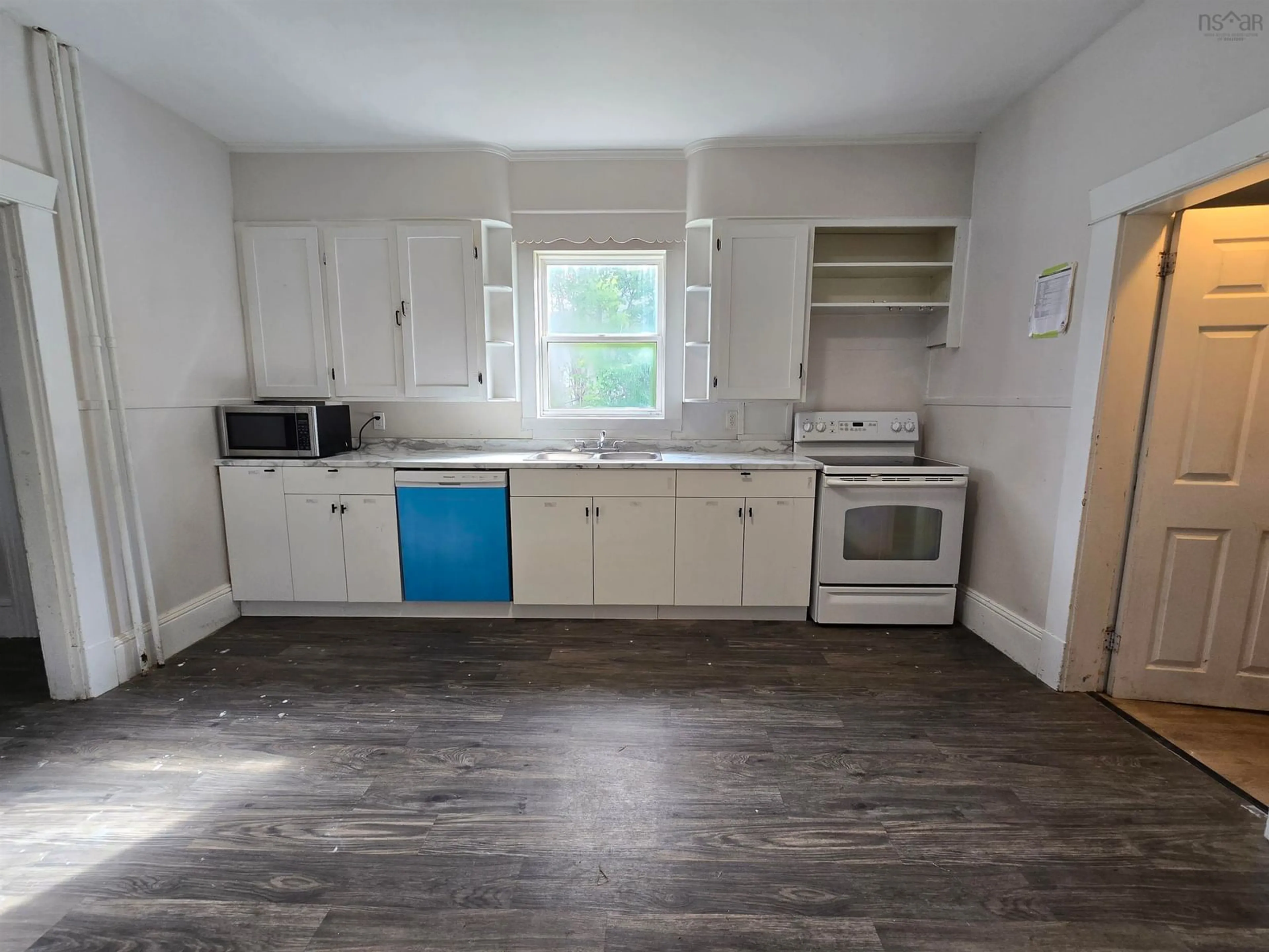 Standard kitchen, wood/laminate floor for 1038 George St, Sydney Nova Scotia B1P 1M8