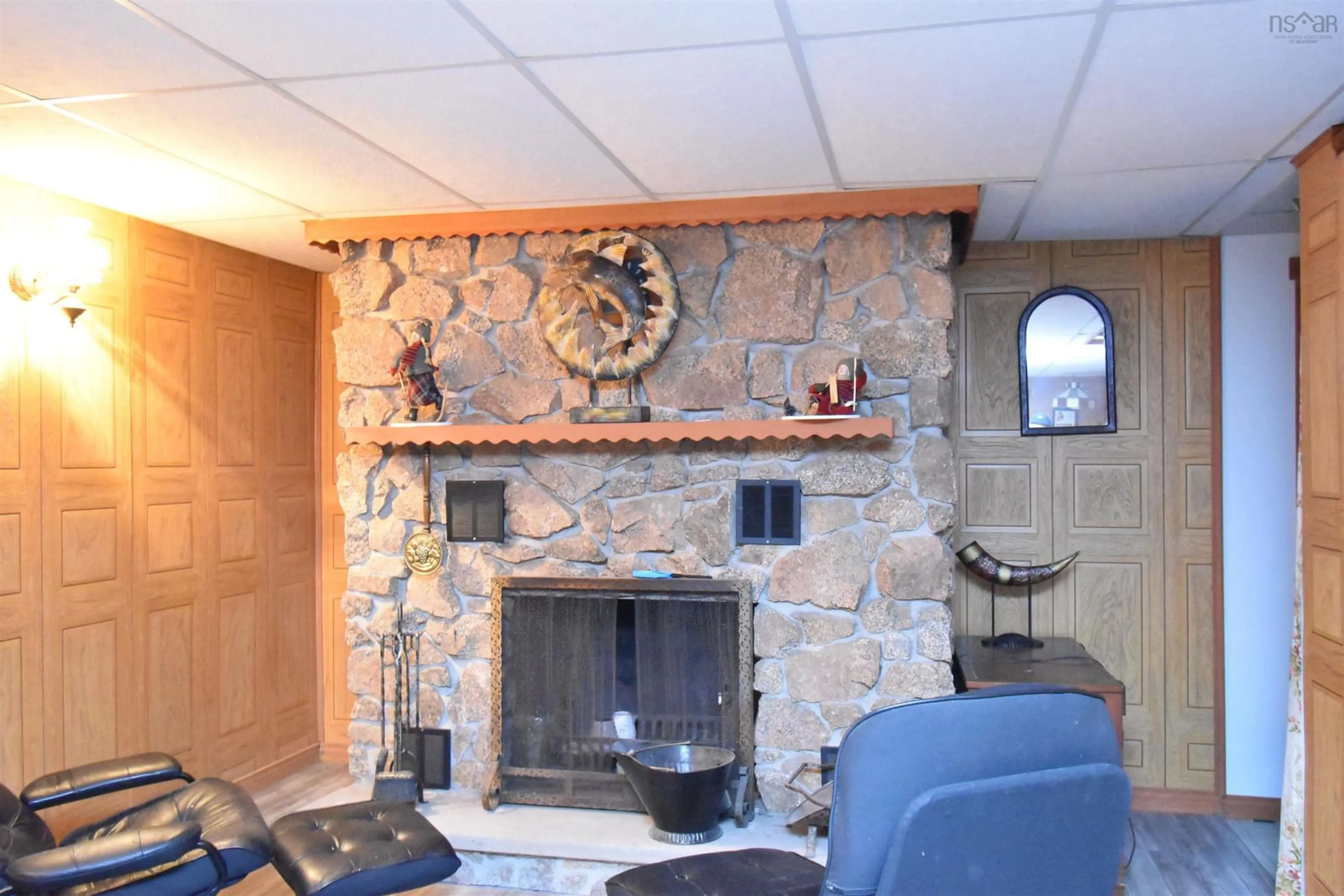 Lobby for 40 Blue Jay Pl, Valley Nova Scotia B6L 2A4