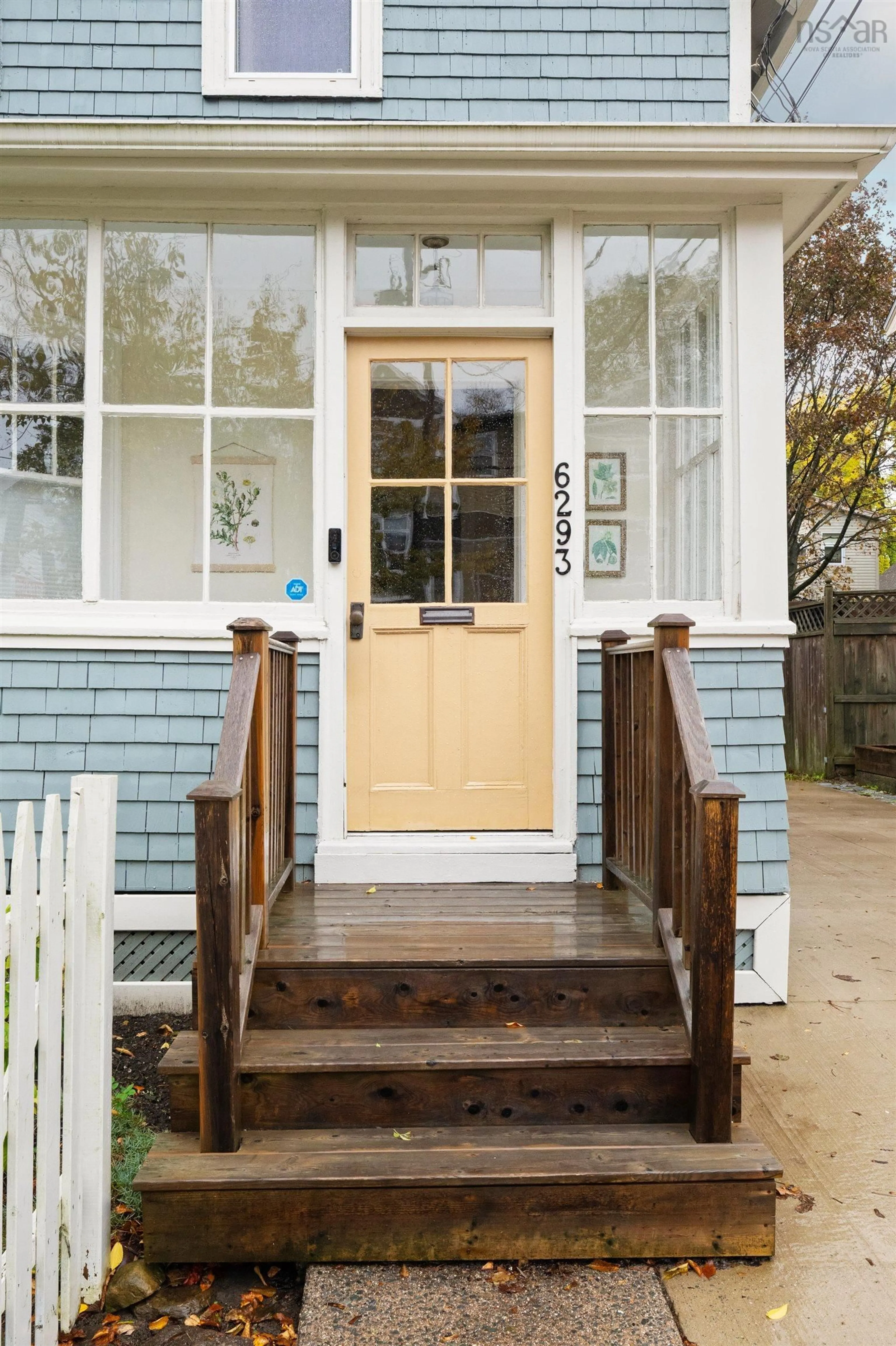 Indoor entryway for 6293 Edinburgh St, Halifax Peninsula Nova Scotia B3L 1W1