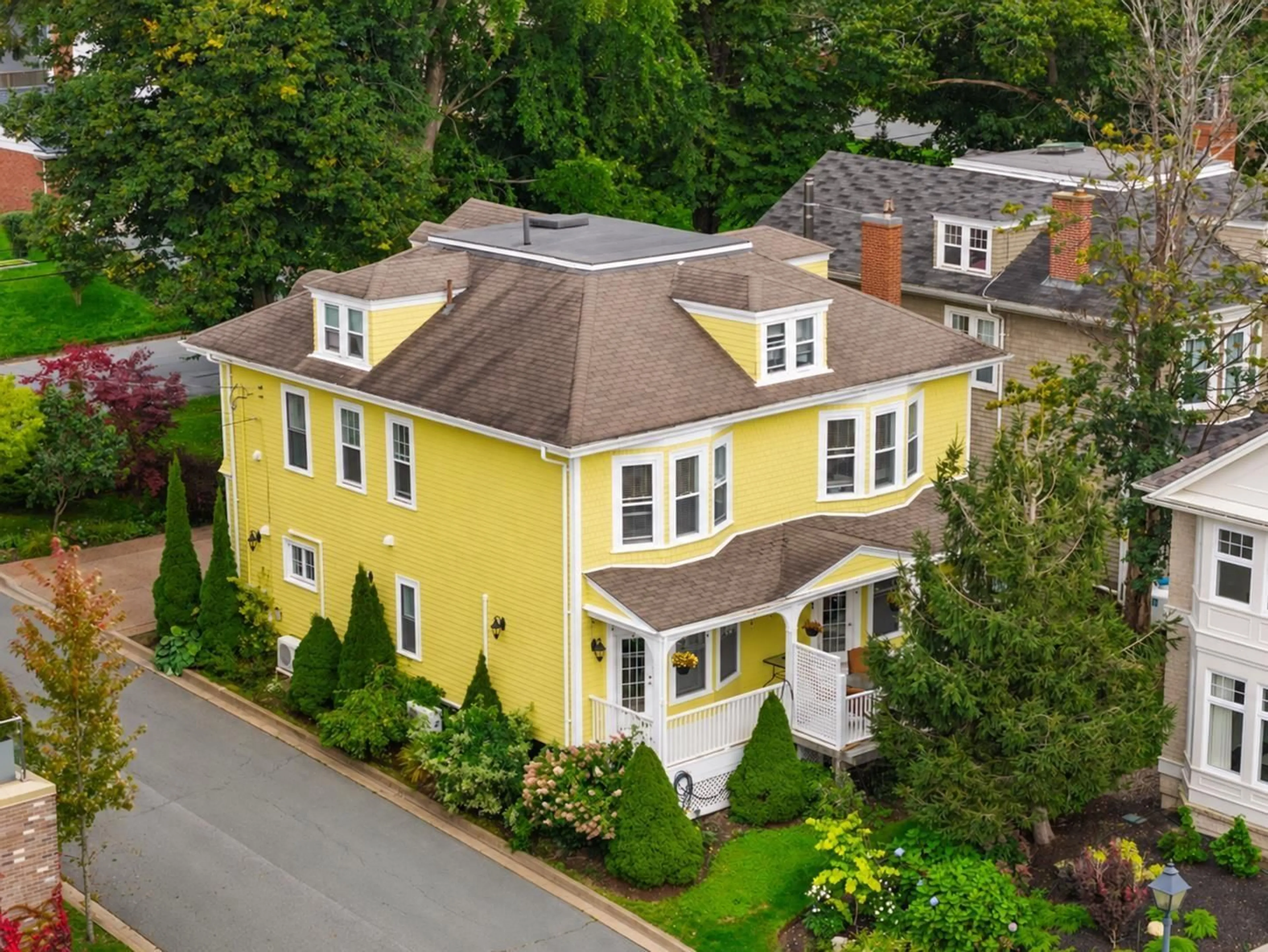 A pic from outside/outdoor area/front of a property/back of a property/a pic from drone, street for 602 Francklyn Street, Halifax Nova Scotia B3H 3B4