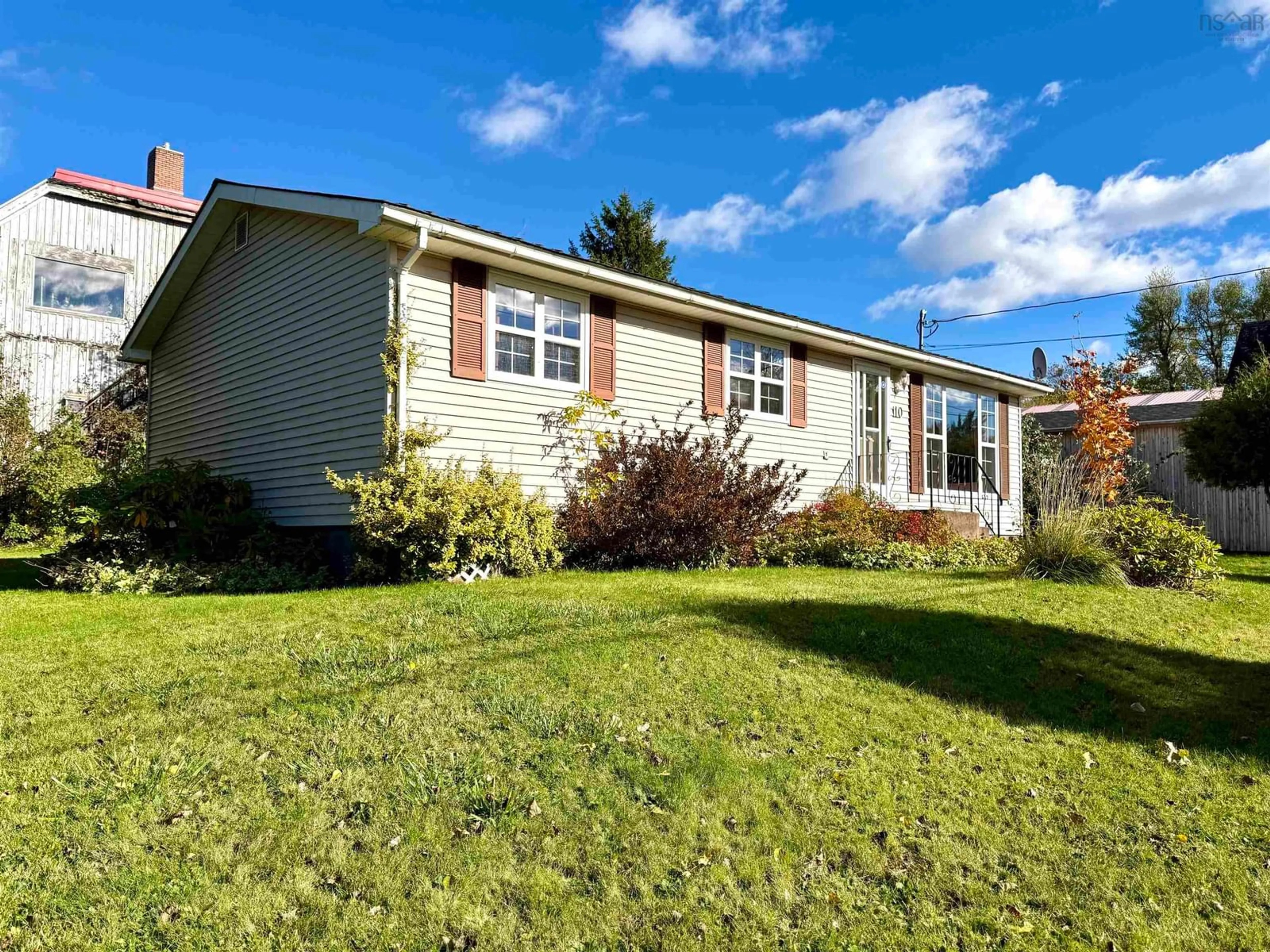 Home with vinyl exterior material, unknown for 10 Chapel St, Springhill Nova Scotia B0M 1X0