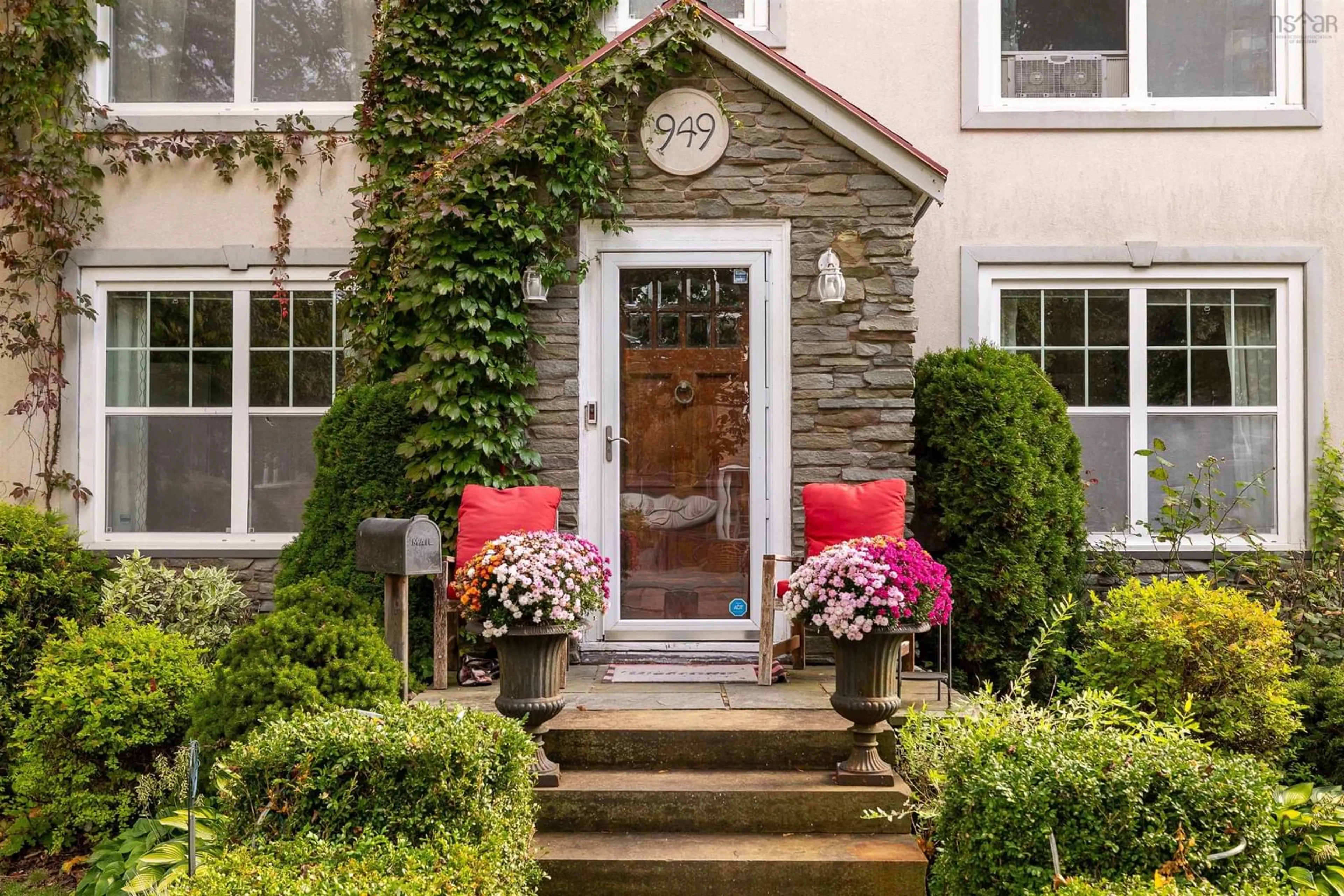 Indoor entryway for 949 Mclean St, Halifax Nova Scotia B3H 2V2