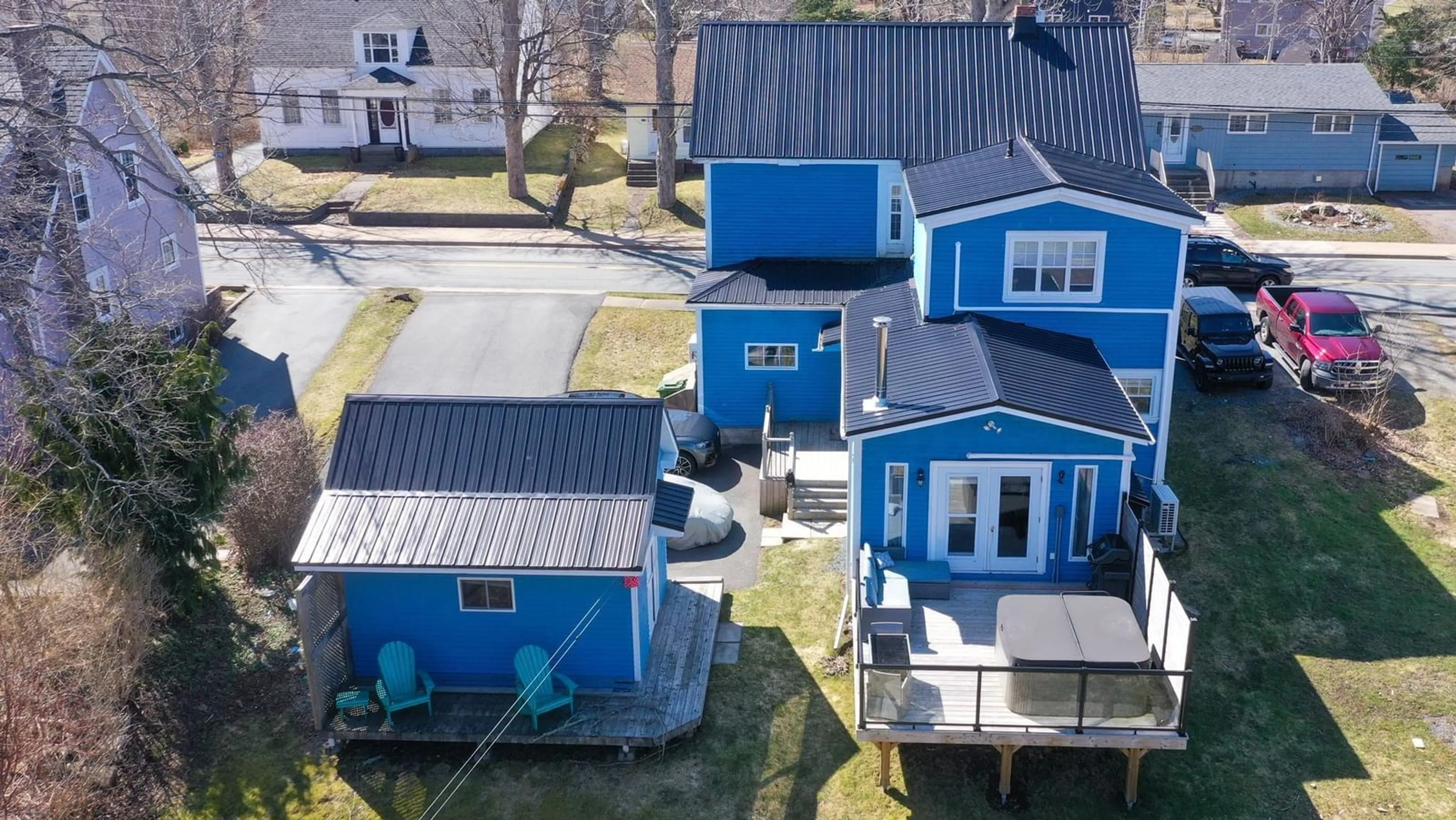 A pic from outside/outdoor area/front of a property/back of a property/a pic from drone, street for 484 Main St, Liverpool Nova Scotia B0T 1K0