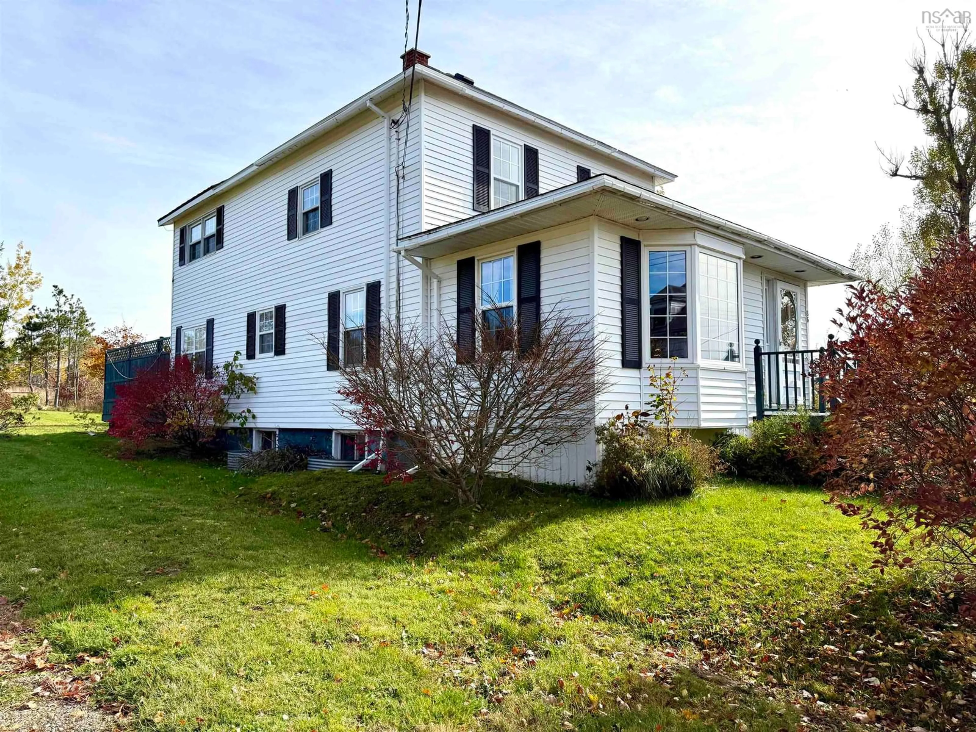 Home with vinyl exterior material, building for 84/86 Elm St, Springhill Nova Scotia B0M 1X0